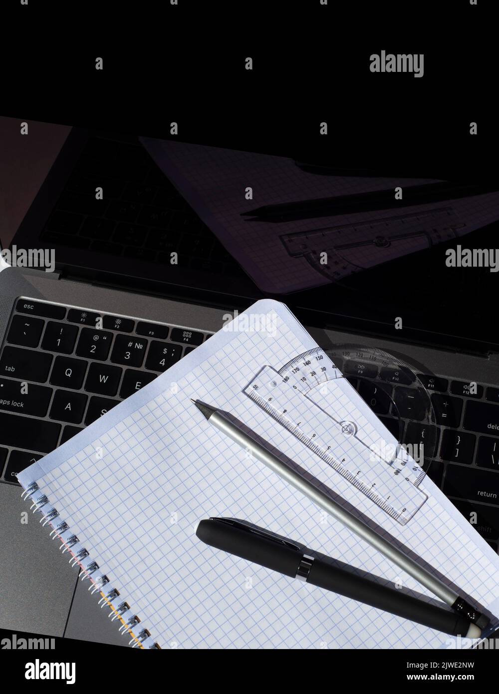 Platz für Text kopieren. Notizbuch Notizbuch in einem Käfig und einem Bleistift. Winkelmesser. Geometrieunterricht Engineering. Online-Lektion. Mathe. Stockfoto