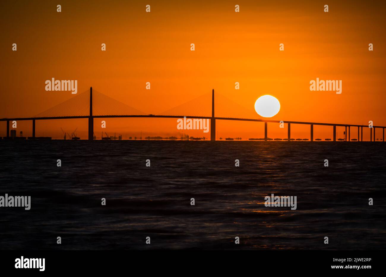 Fantastischer farbenfroher Sonnenaufgang der Skyway Bridge an der Westküste von Florida.jpg Stockfoto