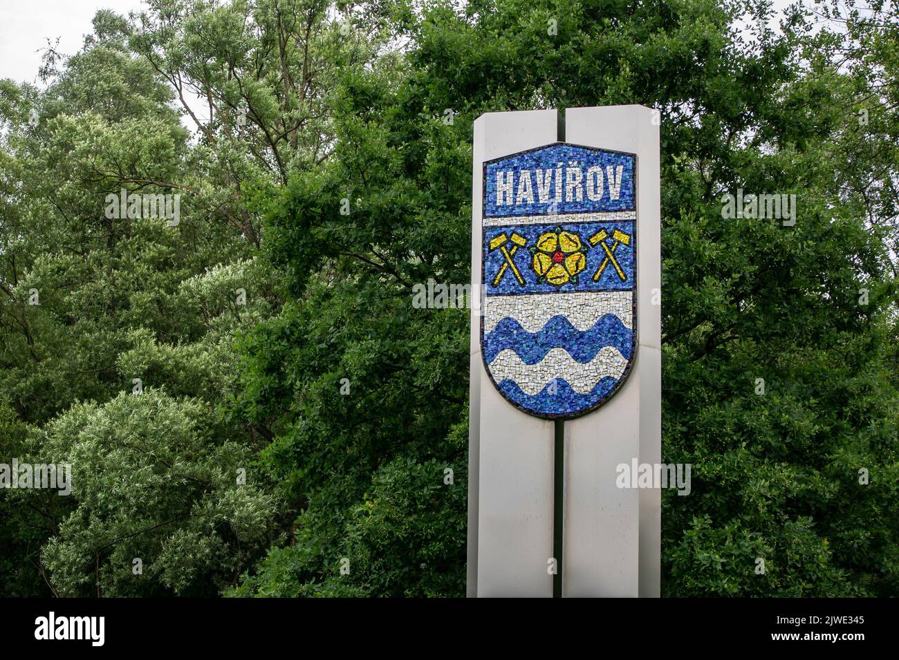 HAVIROV, TSCHECHISCHE REPUBLIK - 14. JULI 2022: Das Wappen der Stadt Havirov auf einer Säule an der Grenze der Stadt Stockfoto