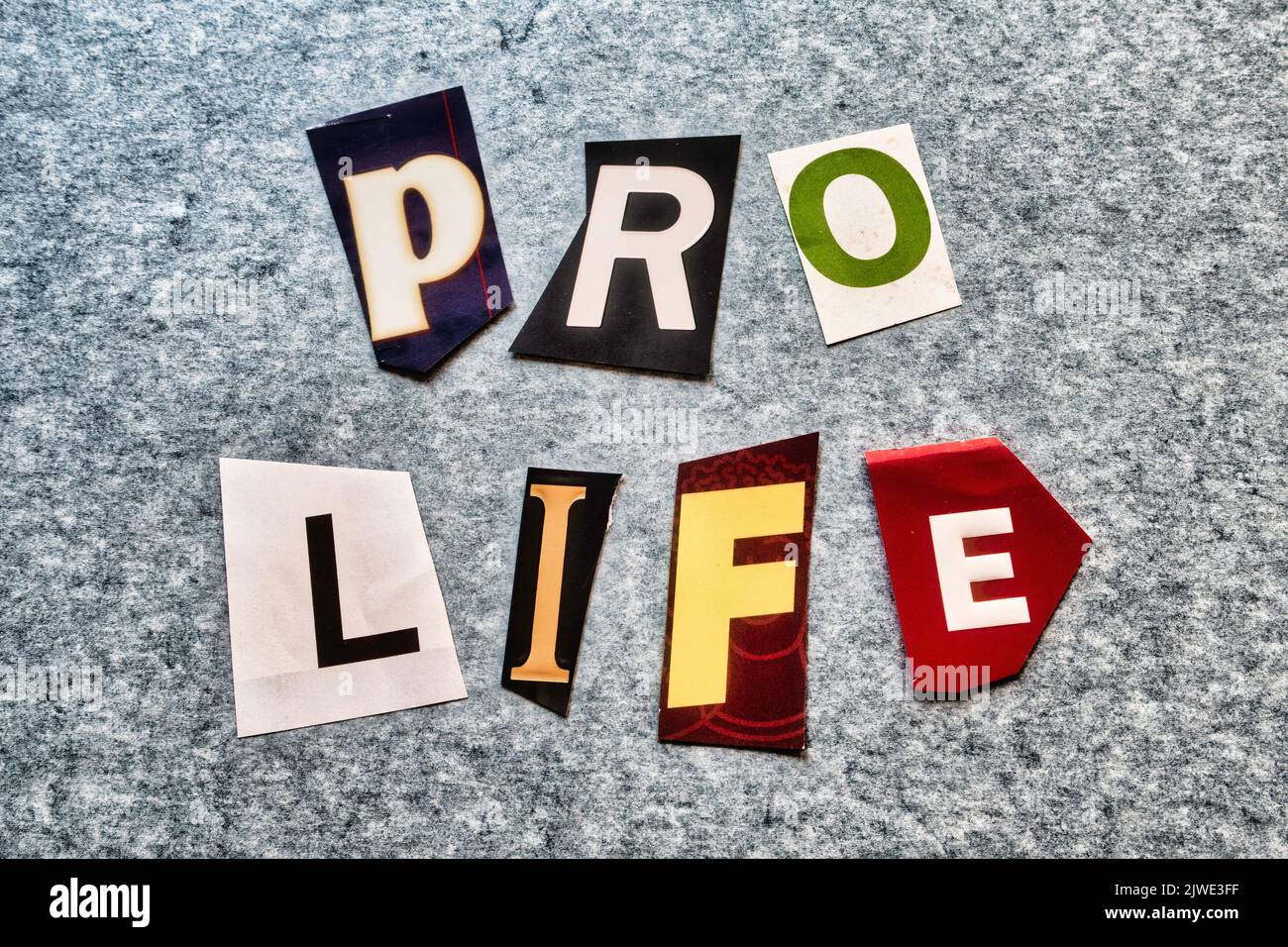 „Pro Life“-Konzept mit ausgeschnittenen Papierbuchstaben in der Lösegeld-Note-Effekt-Typografie 2022, USA Stockfoto