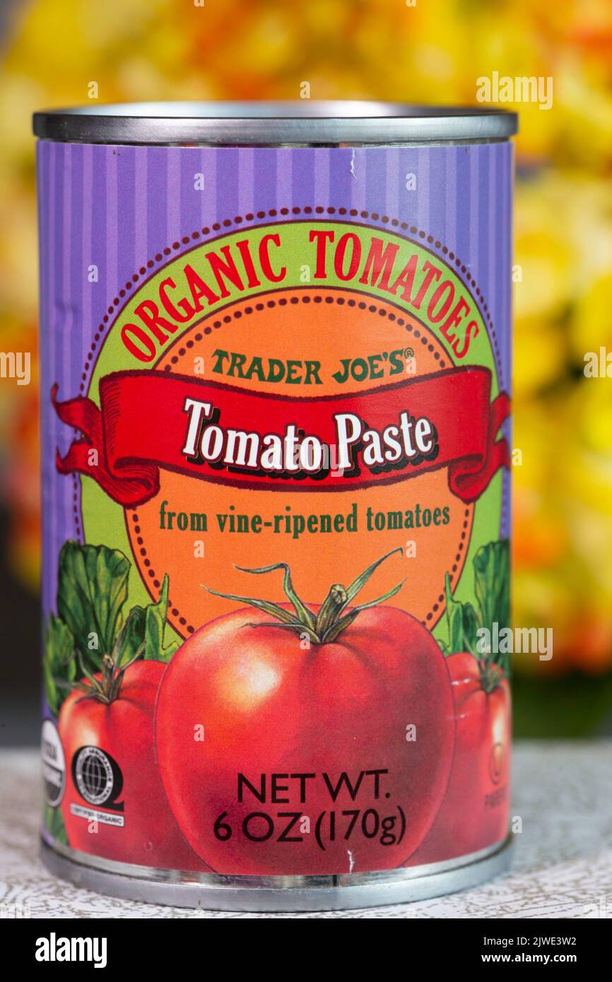 Stillleben von Trader Joe's Bio-Tomatenmark, USA Stockfoto