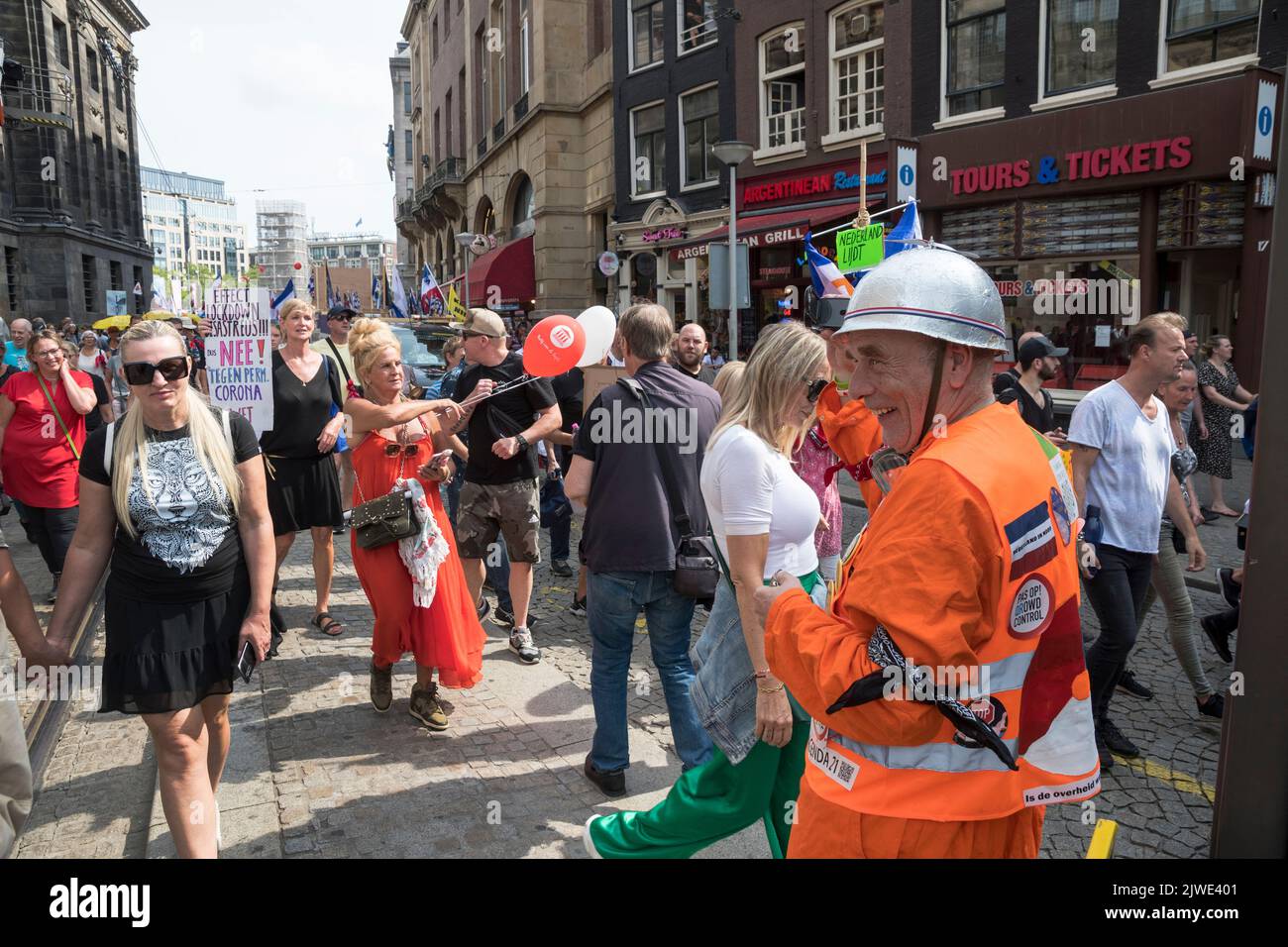 09-04-2022.Amsterdam, Niederlande.Protest gegen die Regierungspolitik.Einige Tausend Menschen marschierten durch Amsterdam, um gegen Koronamaßnahmen und andere Themen wie Energiepreise, den Krieg in Ukrain, die Stickstoff- und Flüchtlingskrise und mehr zu protestieren Stockfoto