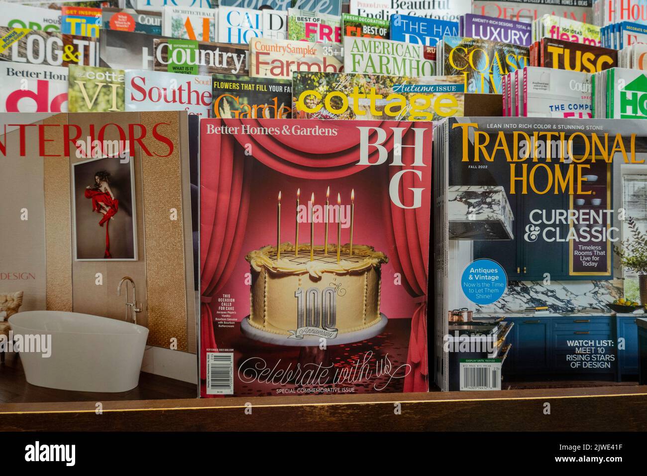 Barnes & Noble Booksellers auf der Fifth Avenue in New York City hat eine große Auswahl an Zeitschriften, USA 2022 Stockfoto