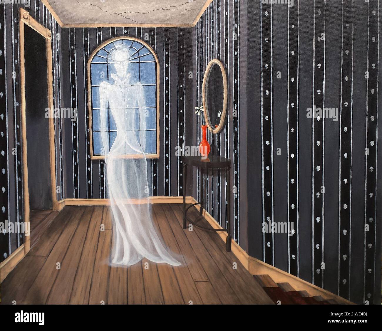 Eine gruselige, geisterhafte Dame in Weiß erscheint auf dem Treppenaufgang in einem Geisterhaus. Stockfoto