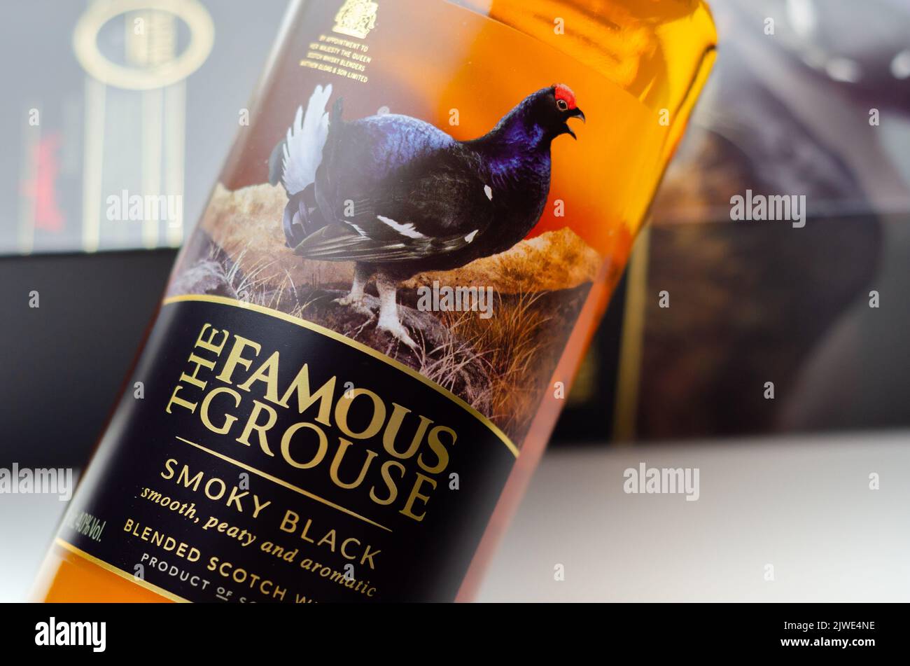 LONDON, VEREINIGTES KÖNIGREICH - 28. AUGUST 2022 The Famous Grouse Smoky Black, eine komplexe Mischung mit Noten von getrockneten Früchten und weichen rauchigen Noten, glatt, torfig, Stockfoto