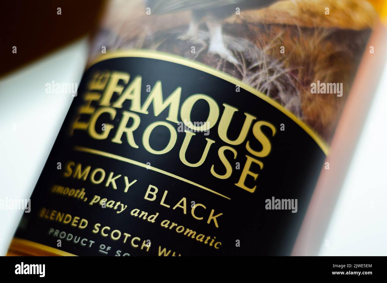 LONDON, VEREINIGTES KÖNIGREICH - 28. AUGUST 2022 The Famous Grouse Smoky Black, eine komplexe Mischung mit Noten von getrockneten Früchten und weichen rauchigen Noten, glatt, torfig, Stockfoto