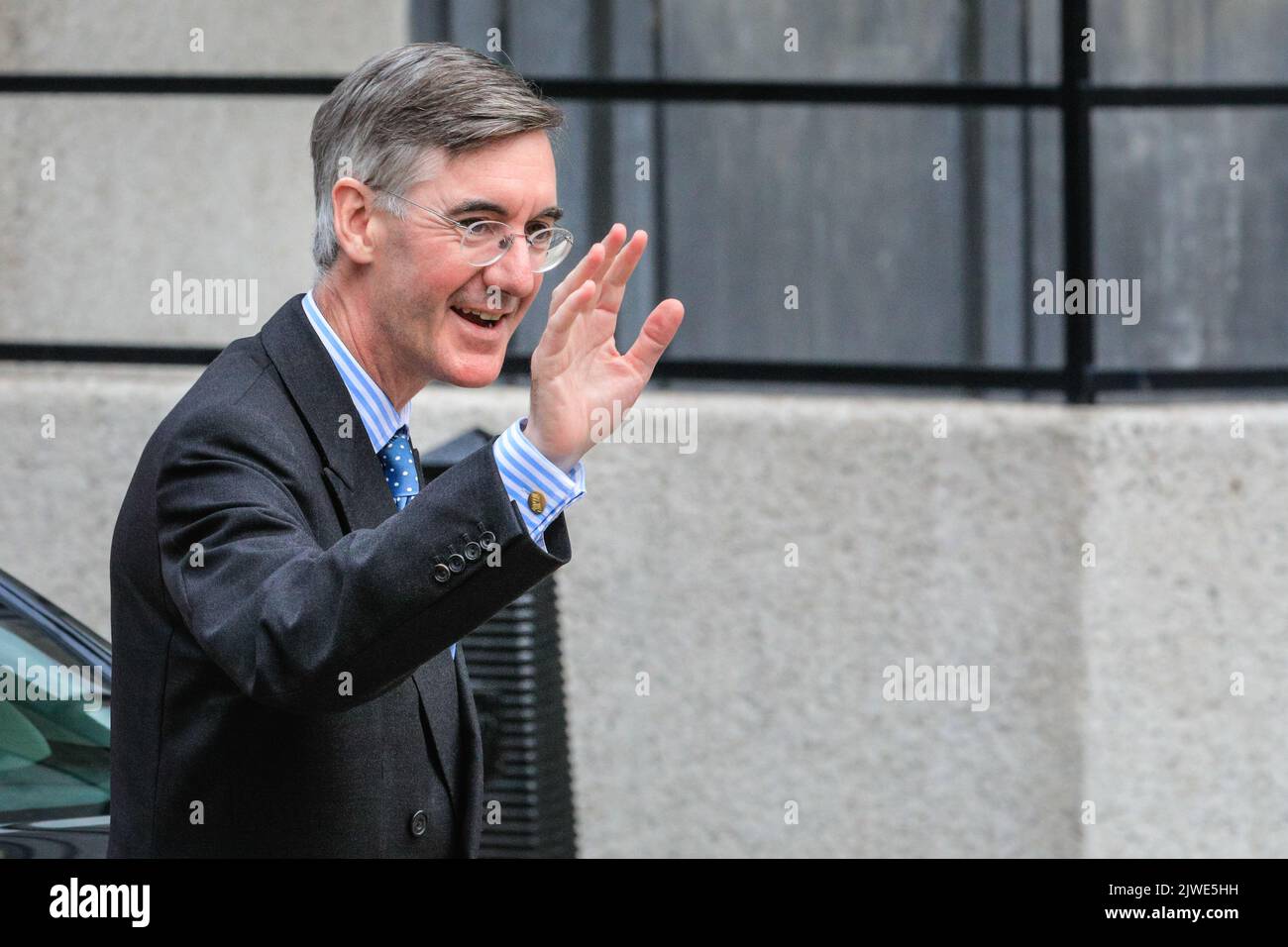 London, Großbritannien. 05. August 2022. Jacob Rees-Mogg, gab einen Trinkgeld, um möglicherweise Business Secretary zu werden. Konservative Parteipolitiker kommen im Queen Elizabeth II Conference Center in Westminster an, um bekannt zu geben, wer ab morgen der nächste Parteivorsitzende und damit der neue britische Premierminister sein wird.Quelle: Imageplotter/Alamy Live News Stockfoto