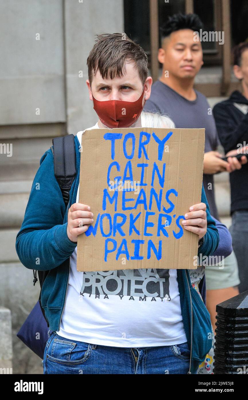 London, Großbritannien. 05. August 2022. Ein Protestierender draußen hält ein Plakat, das gegen die Führung der Konservativen protestiert. Konservative Parteipolitiker kommen im Queen Elizabeth II Conference Center in Westminster an, um bekannt zu geben, wer ab morgen der nächste Parteivorsitzende und damit der neue britische Premierminister sein wird.Quelle: Imageplotter/Alamy Live News Stockfoto