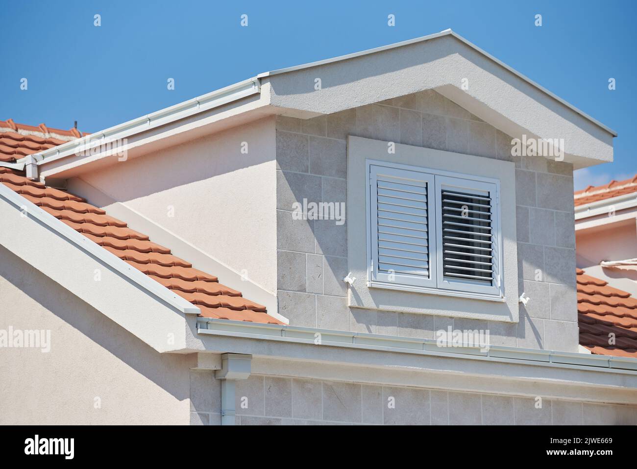 Fenster mit weißen Fensterläden im modernen Haus Stockfoto