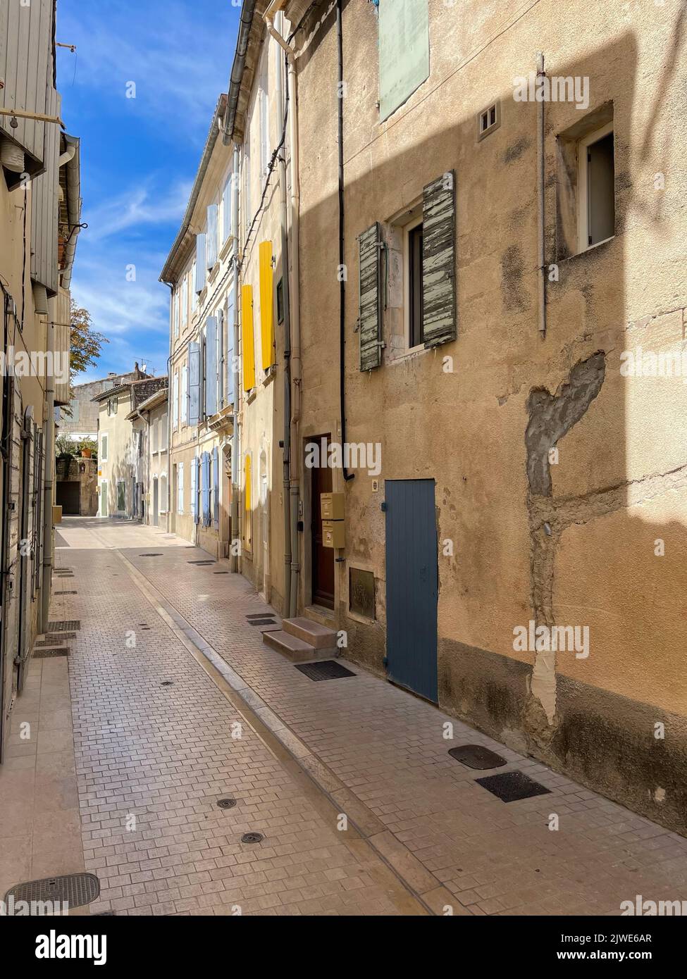Leere Straße im Sommer, Saint-Remy-de-Provence, Bouches-du-Rhone, Provence-Alpes-Cote d'Azur, Frankreich Stockfoto