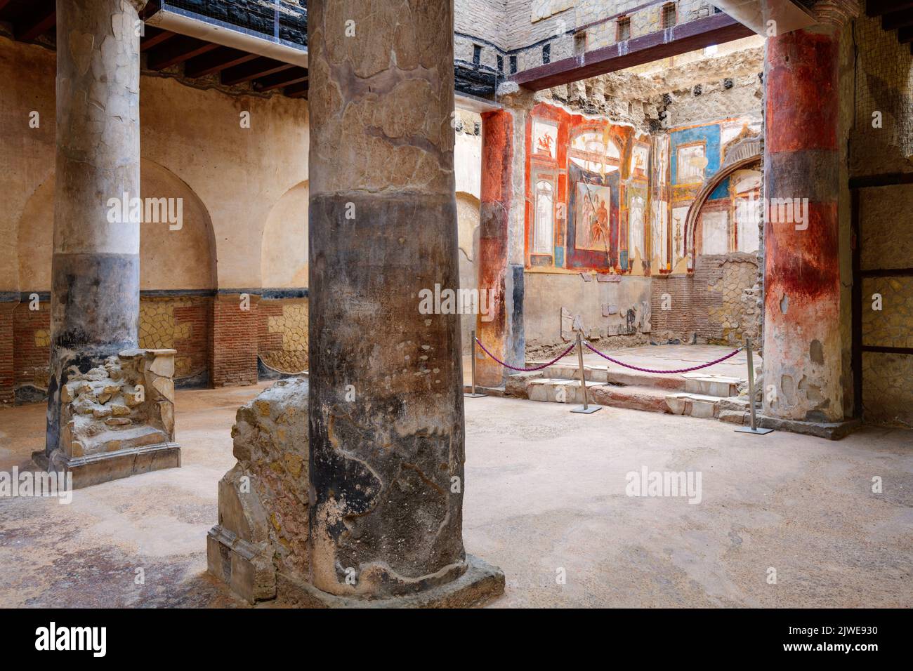 ERCOLANO, ITALIEN - 22. FEBRUAR 2022: Der Augustussaal in den Ruinen von Herculaneum. Stockfoto