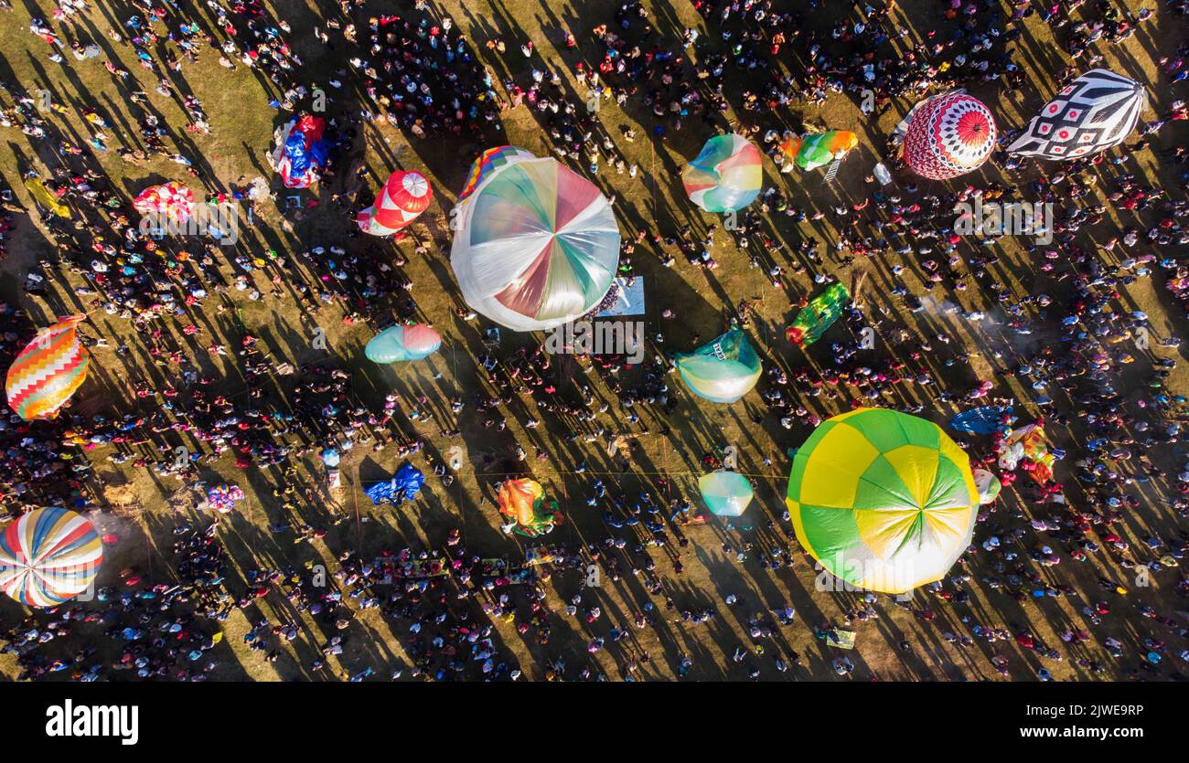 Luftaufnahme von Menschenmassen und Heißluftballons am Boden bei einem Festival, Ponorogo City, Ost-Java, Indonesien Stockfoto