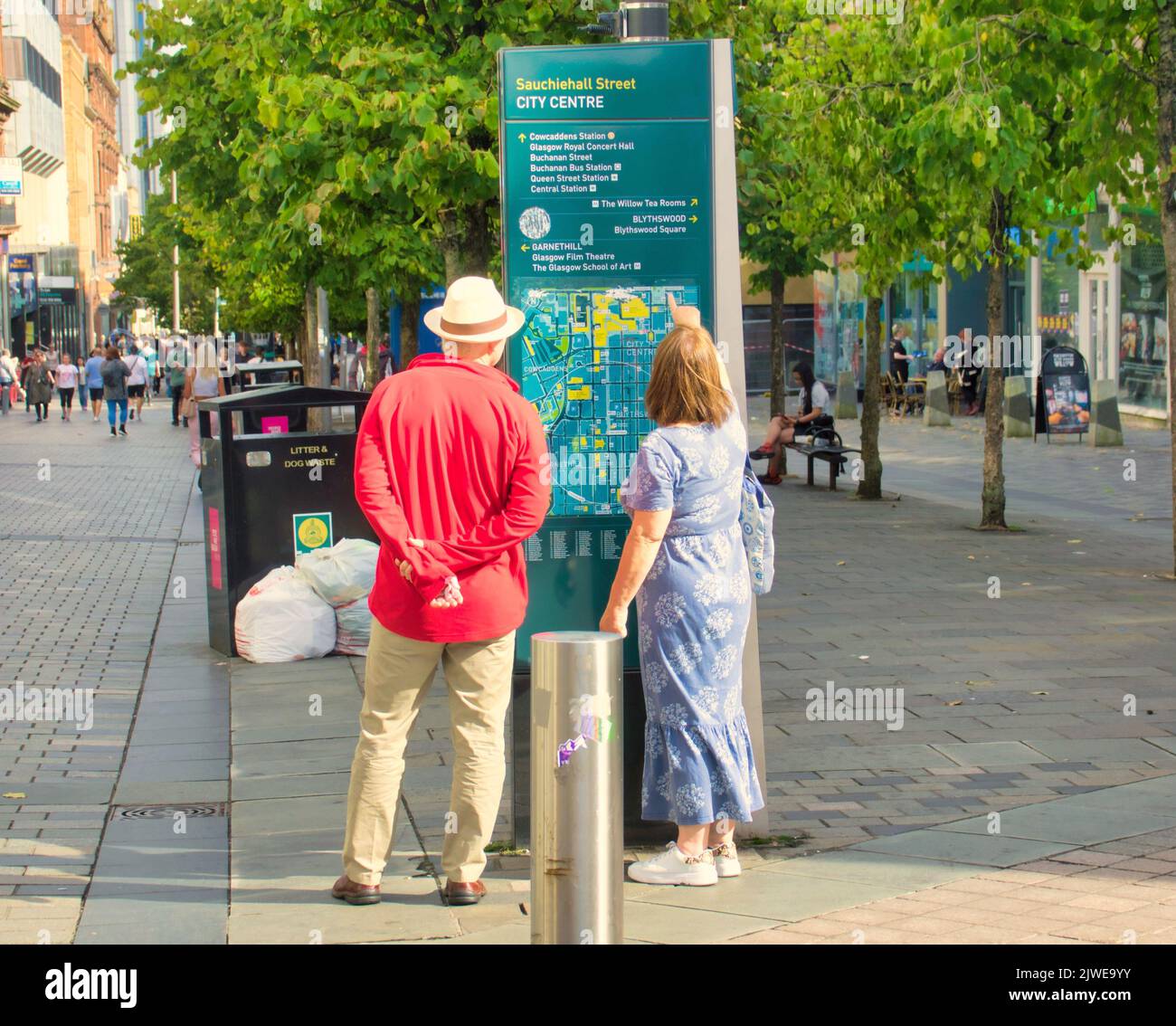 Glasgow, Schottland, Großbritannien 5.. September 2022. Wetter in Großbritannien: Sonnige sauchiehall Street AW the City back to a butlity free normal as dustcarts cruised the City. Credit Gerard Ferry/Alamy Live News Stockfoto