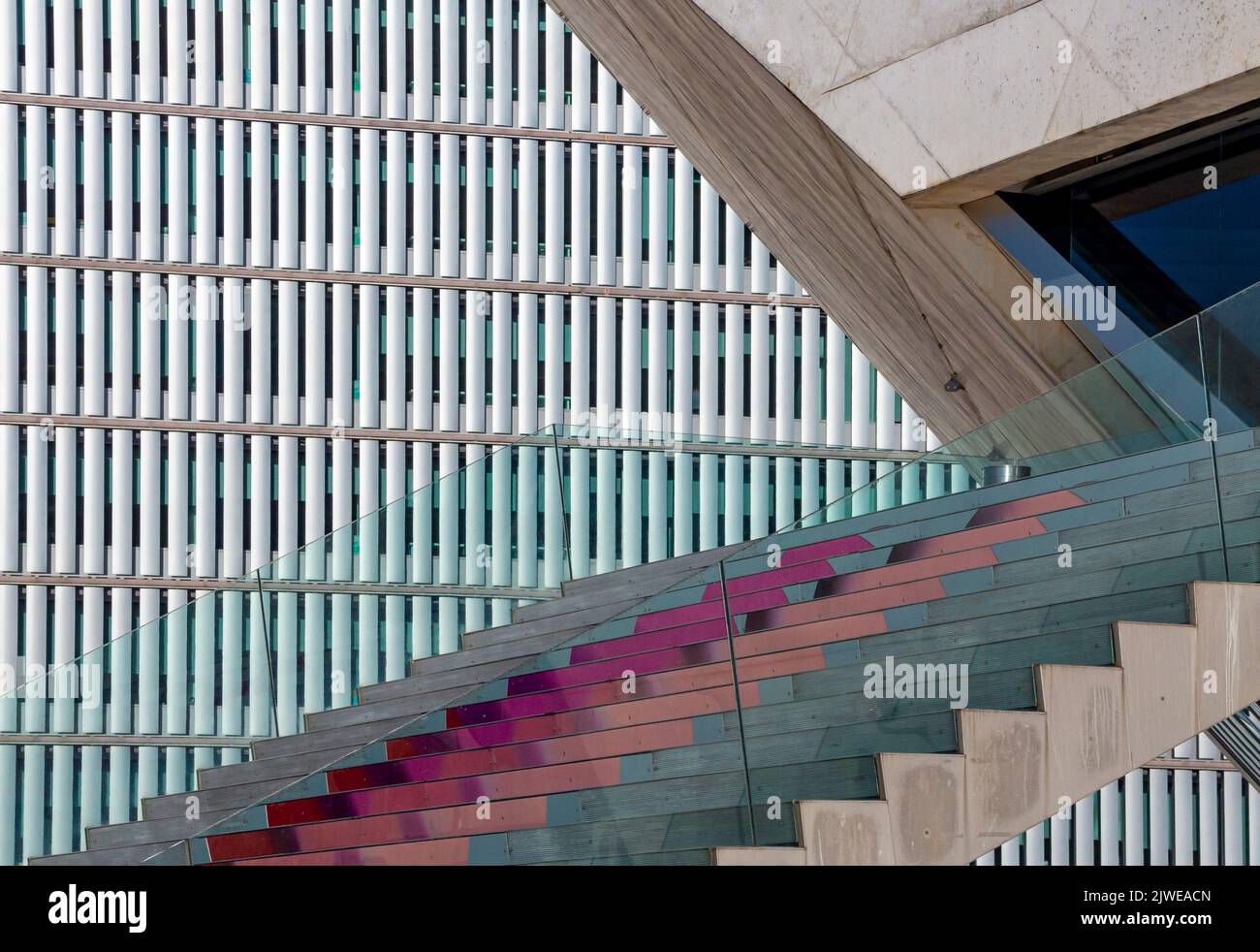 Fassade des Konzertsaals Casa da Musica in Boavista Porto Portugal, entworfen vom niederländischen Architekten Rem Koolhaas und eröffnet 2005. Stockfoto