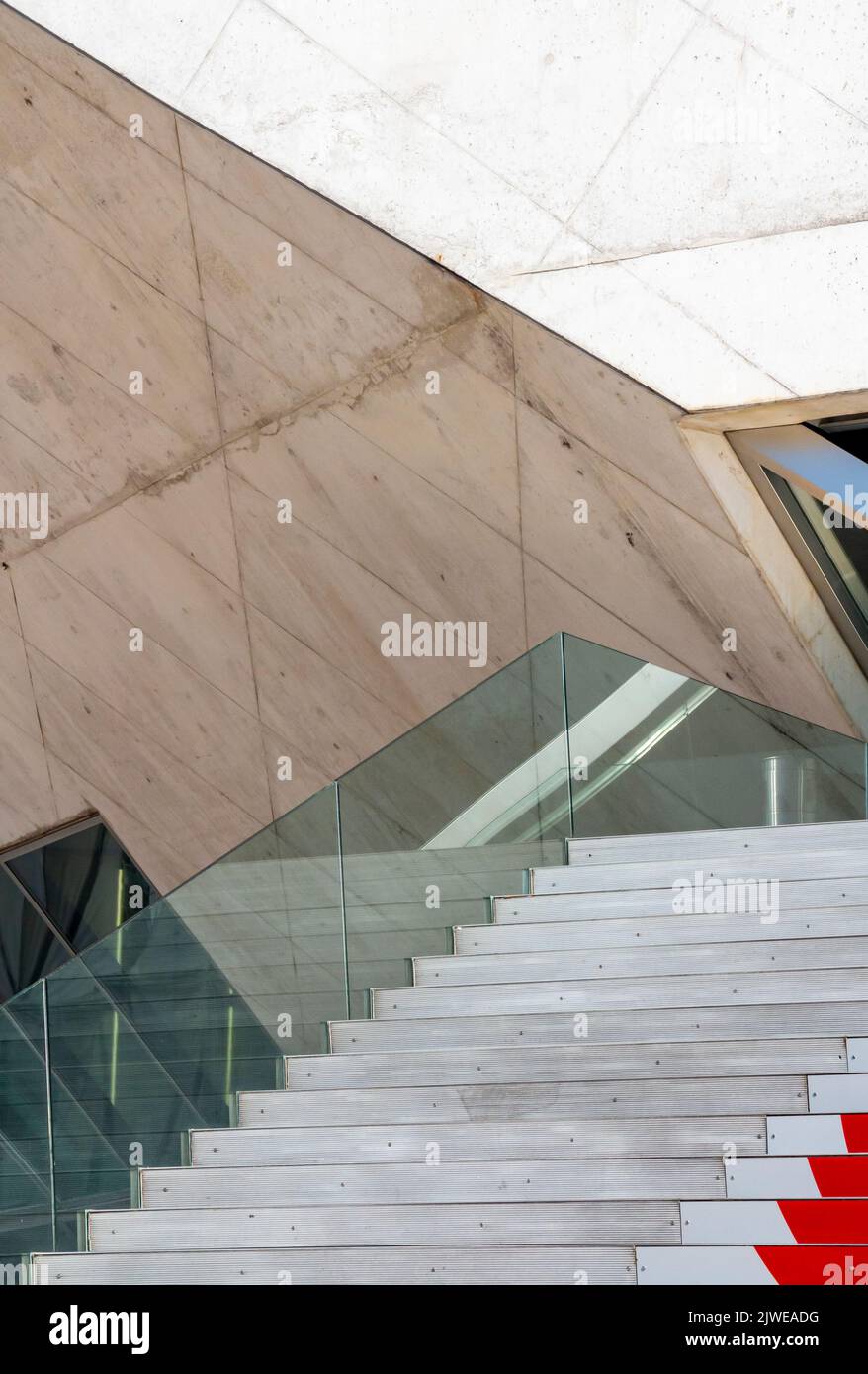 Fassade des Konzertsaals Casa da Musica in Boavista Porto Portugal, entworfen vom niederländischen Architekten Rem Koolhaas und eröffnet 2005. Stockfoto