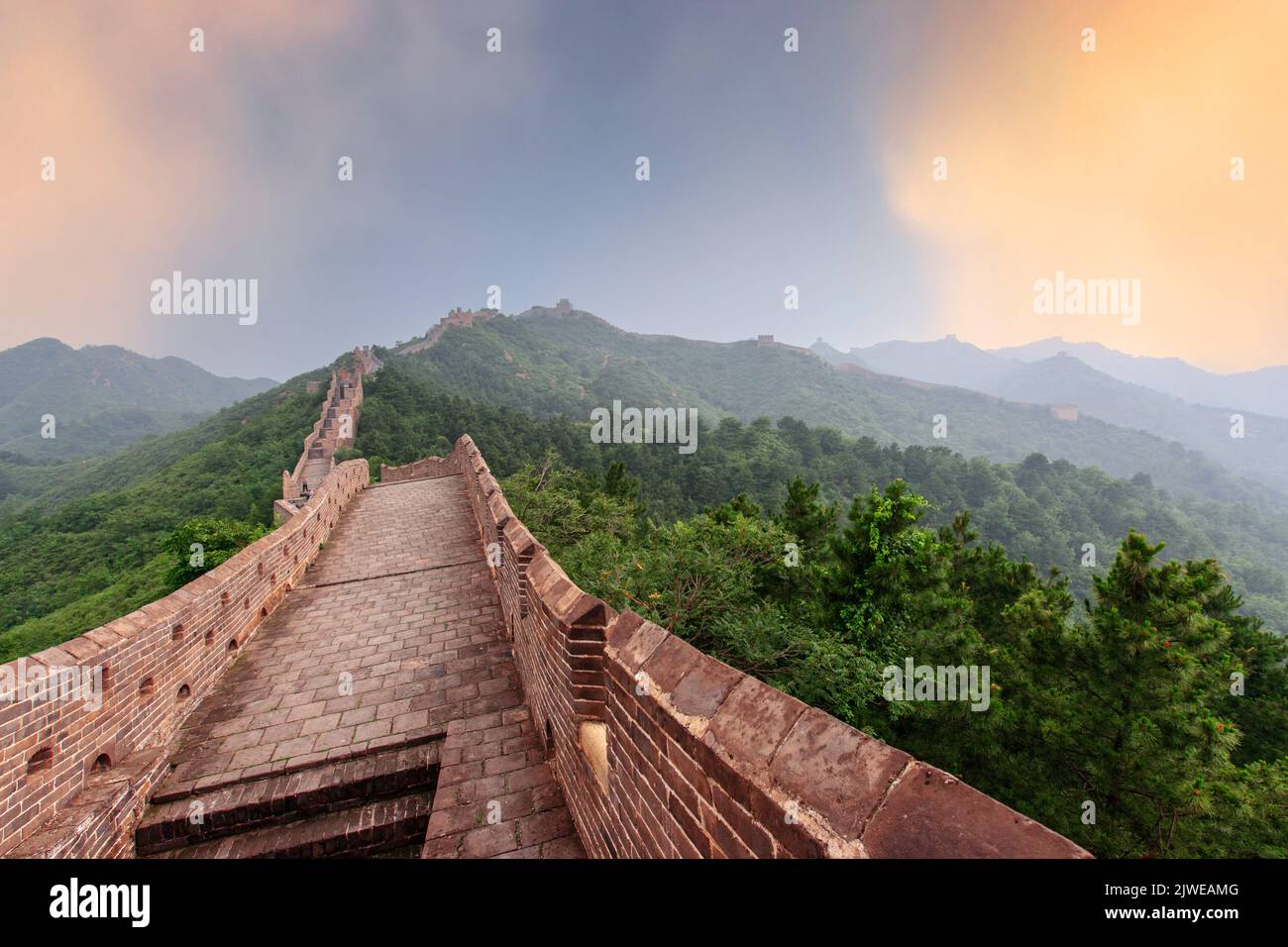 Chinesische Mauer bei Jinshanling Abschnitt in der Abenddämmerung. Stockfoto