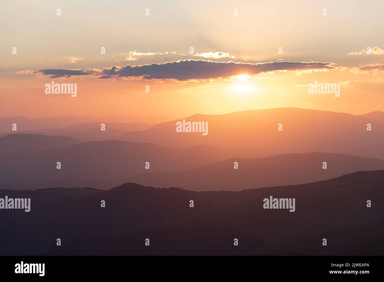 Natürlicher Hintergrund mit schönem Sonnenuntergang in den Bergen Stockfoto