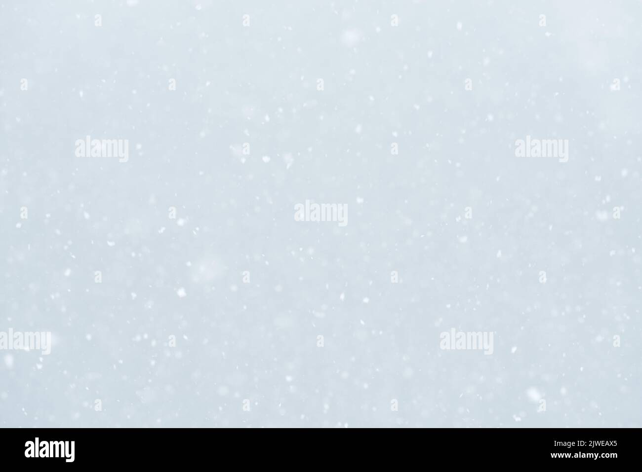 Abstrakter heller Winterhintergrund mit fallendem Schnee Stockfoto