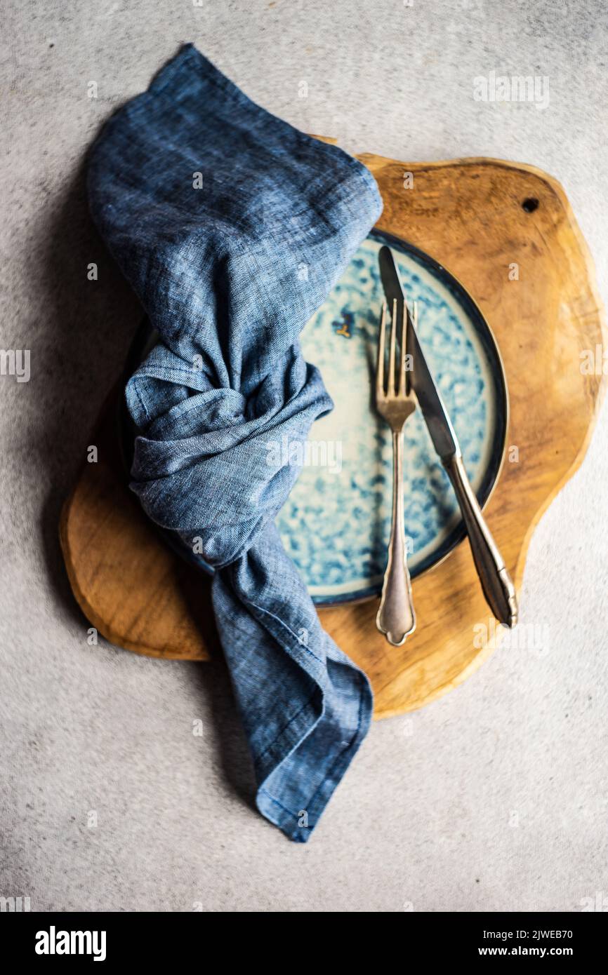 Blick von oben auf einen rustikalen Ort Einstellung auf einer hölzernen Platzmatte Stockfoto