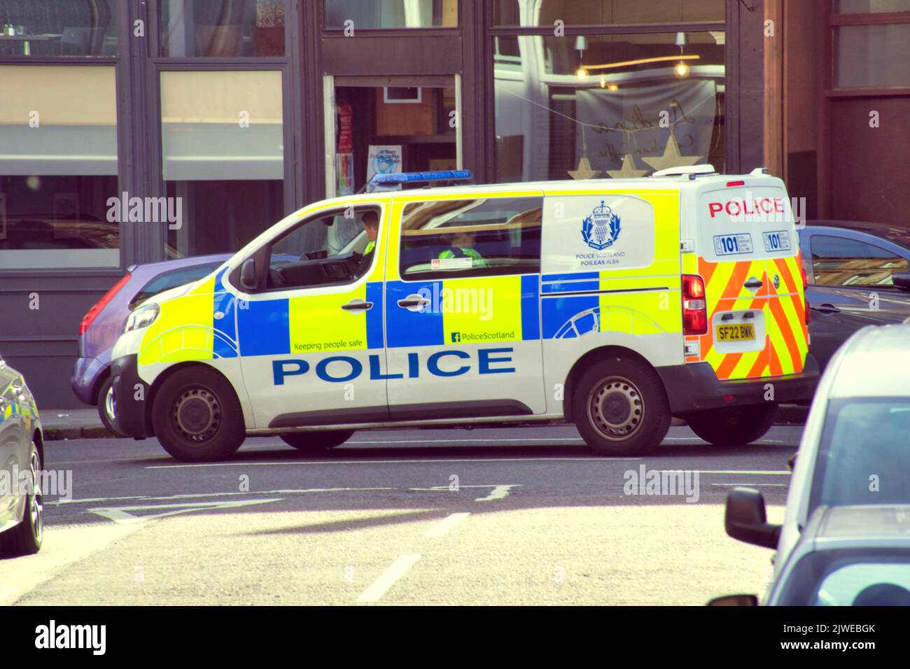 Glasgow, Schottland, Großbritannien 6. September, 2022.Street Graffiti die neue investigative Berichterstattung in der Stadt als die langjährigen Kampagnen gegen barclays und die Ölindustrie wurde mit Hinweisen gegen SAS, das Datenunternehmen in der Stadt, die der großen Bruder Verbrechen bei der Polizei Verwendung ihrer Daten beschuldigt verbunden. Credit Gerard Ferry/Alamy Live News Stockfoto