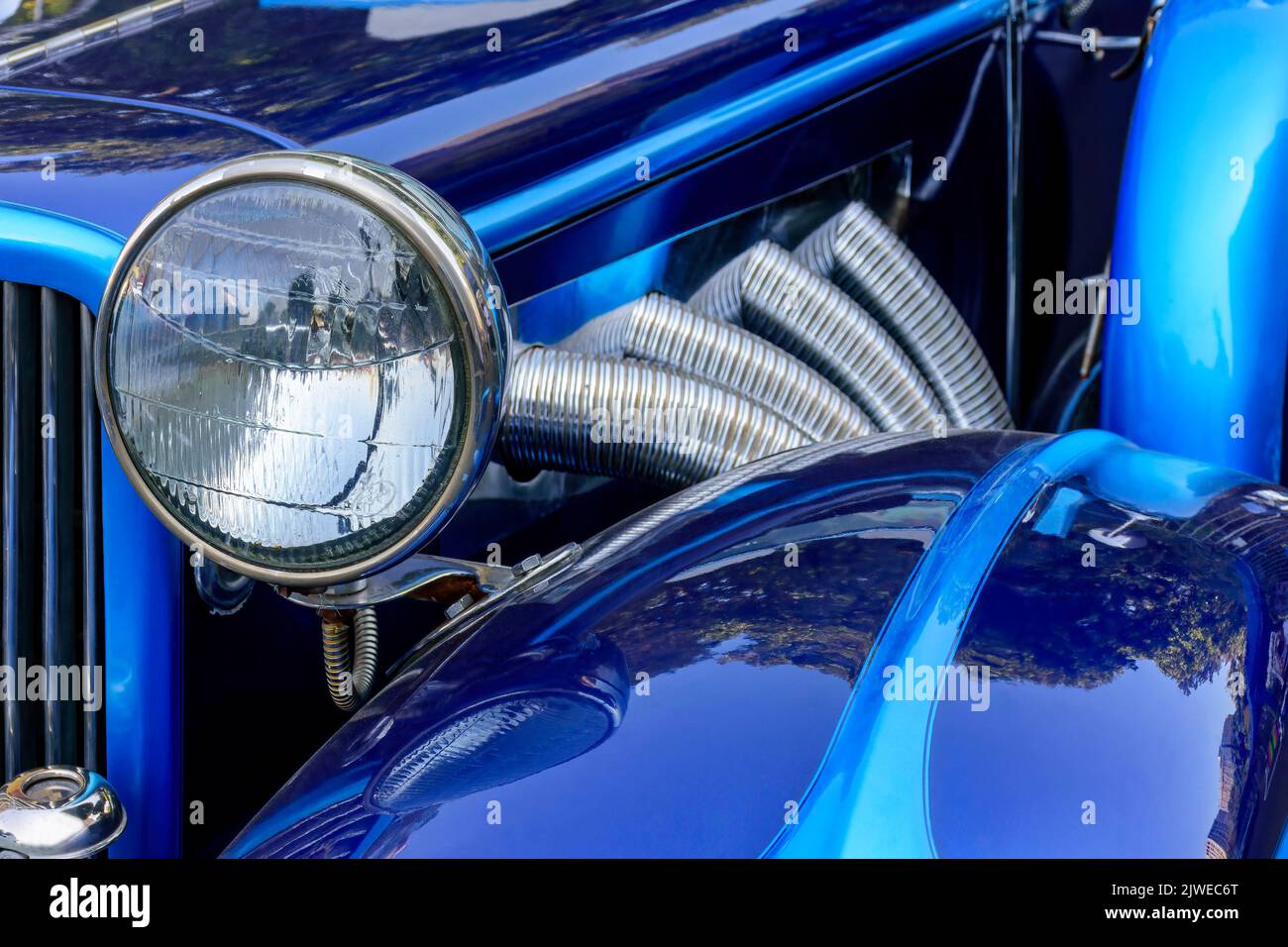 Detail des alten blauen Autos in perfektem Zustand Stockfoto