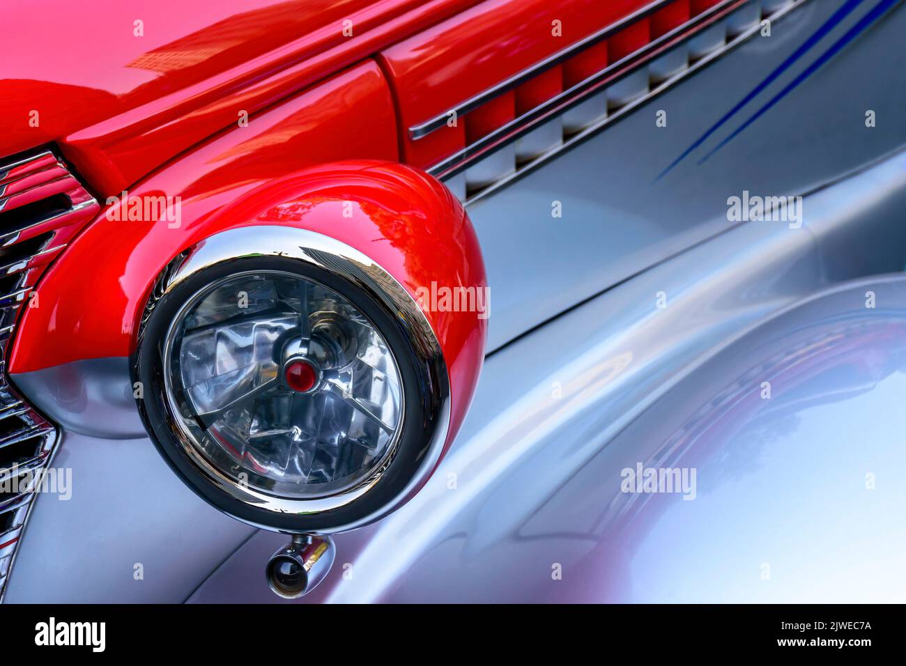 Detail des alten roten Autos in perfektem Zustand Stockfoto