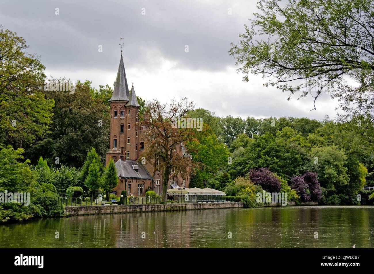 BRÜGGE, BELGIEN: 22. AUGUST 2011: Minnewater Castle in Brügge City in Belgien Stockfoto