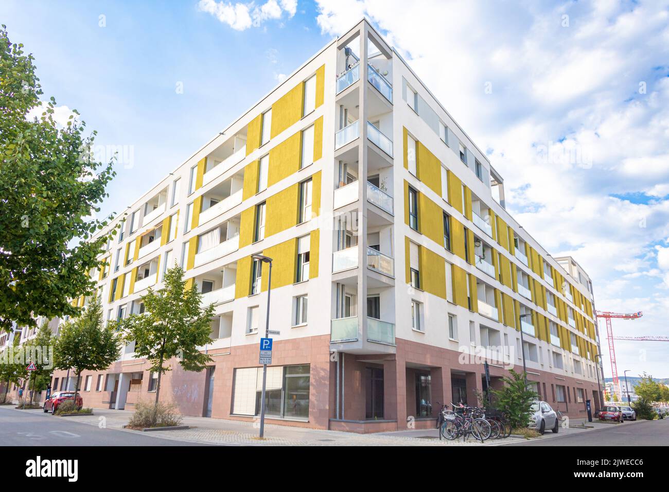 Heidelberg, Deutschland: 12. September 2022: Wohnumfeld mit modernem Wohnen in der Bahnstadt, einem Passivhaus-Entwicklungsgebiet in Heidelberg, Germ Stockfoto