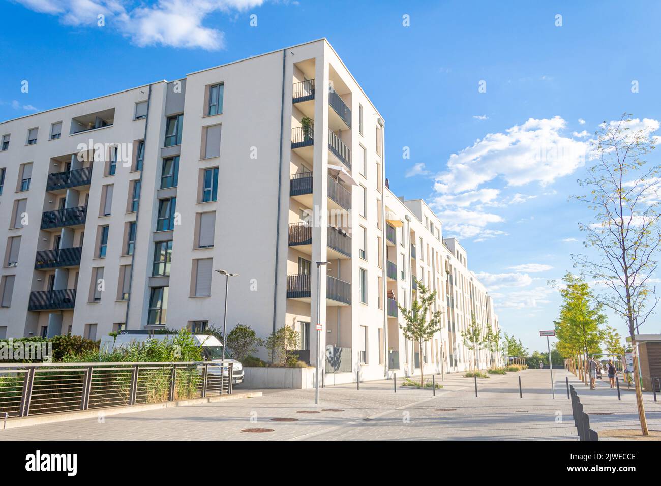 Heidelberg, Deutschland: 12. September 2022: Wohnumfeld mit modernem Wohnen in der Bahnstadt, einem Passivhaus-Entwicklungsgebiet in Heidelberg, Germ Stockfoto