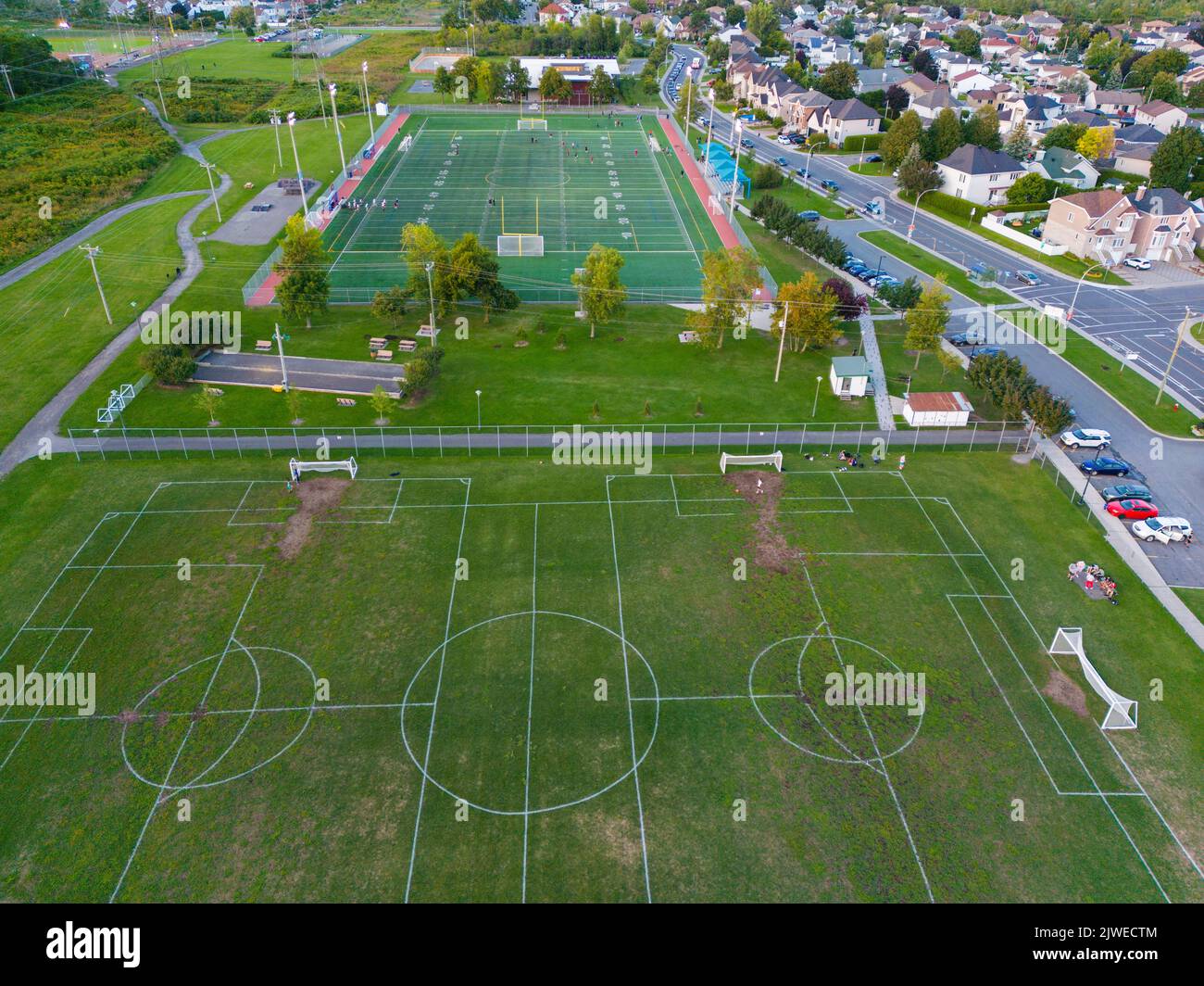 Europäischer und amerikanischer Fußballplatz, Luftaufnahme Stockfoto