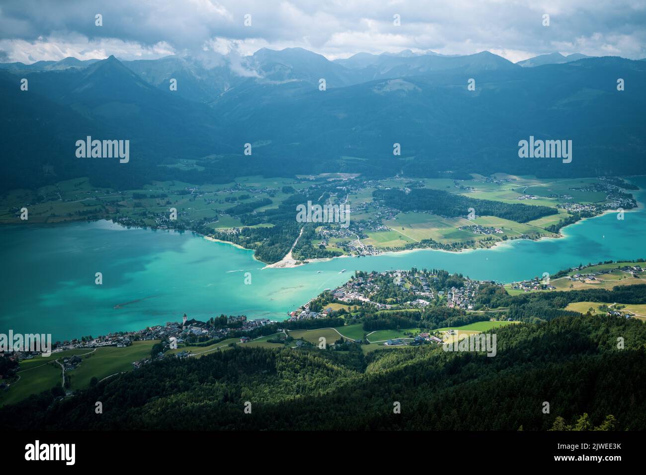 Panoramablick auf St. Wolfgang Dorf und Wolfgangsee, Salzburg, Österreich Stockfoto