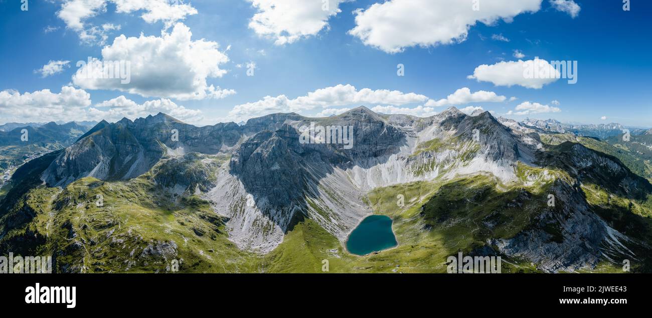 Luftaufnahme eines Alpensees und einer Bergkette, Obertauern, Salzburg, Österreich Stockfoto