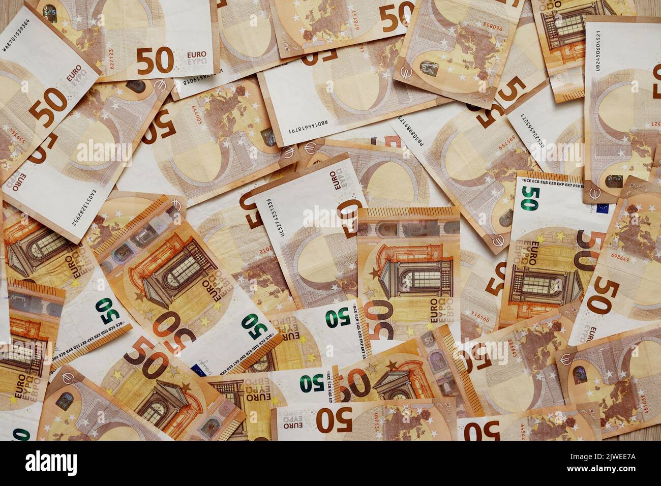 Hintergrund der Banknoten 50 Euro schön angelegt. Euro-Geld. Banken der Europäischen Union, finanzielle Einsparungen. Konzept der Wirtschaft. Banken, Geld, Reichtum Stockfoto