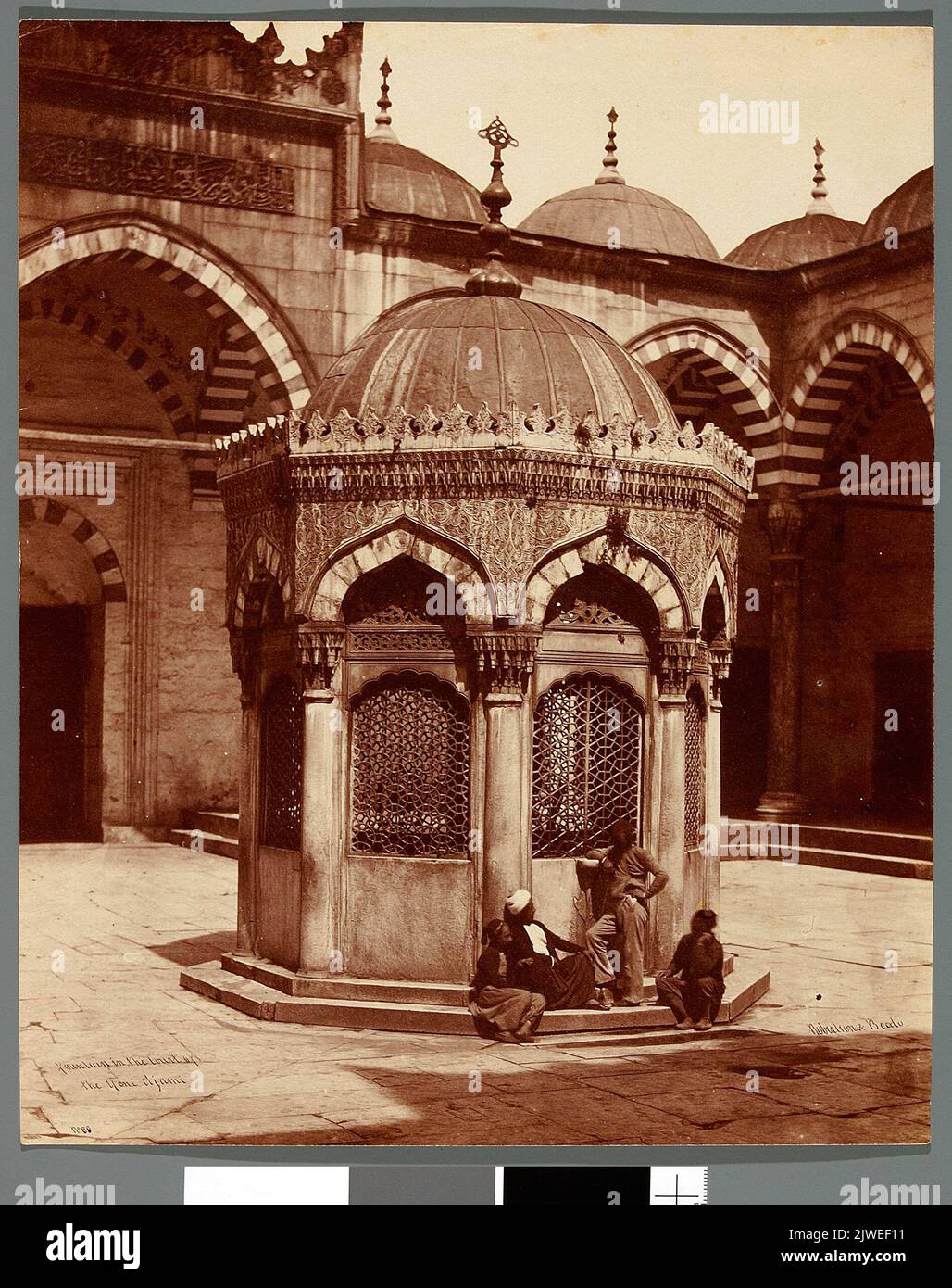'Brunnen im Hof der Yeni djami' [Stambuł. Fontanna na dziedzińcu Nowego Meczetu (Yeni Djami)]. Beato, Felice (ca. 1830-1903), Fotograf, Robertson, James (1813-1888), Fotograf Stockfoto