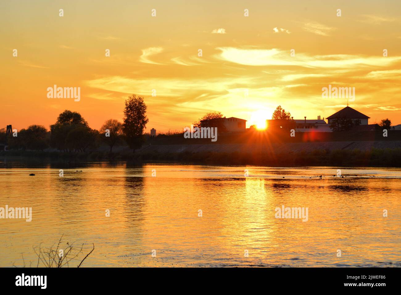 Goldener Sonnenuntergang am Ufer des Flusses Mures Stockfoto