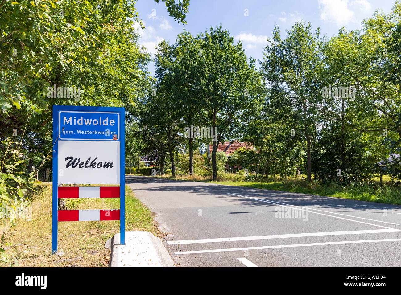 Midwolde, Niederlande - 24. August 2022: Ortsschild Midwolde in der Gemeinde Westerkwartier in der Provinz Groningen, Niederlande Stockfoto