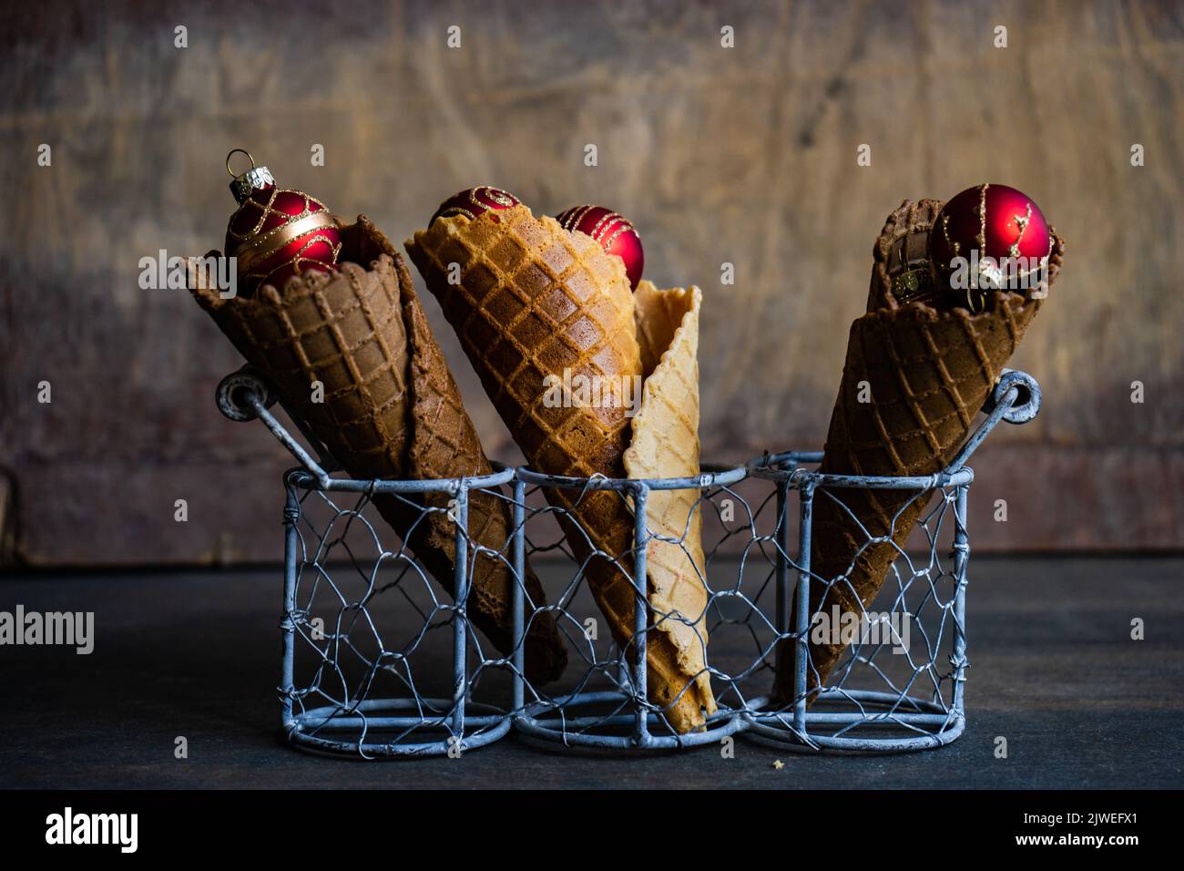 Nahaufnahme von drei konzeptuellen Eiszapfen mit Weihnachtskugeln Stockfoto