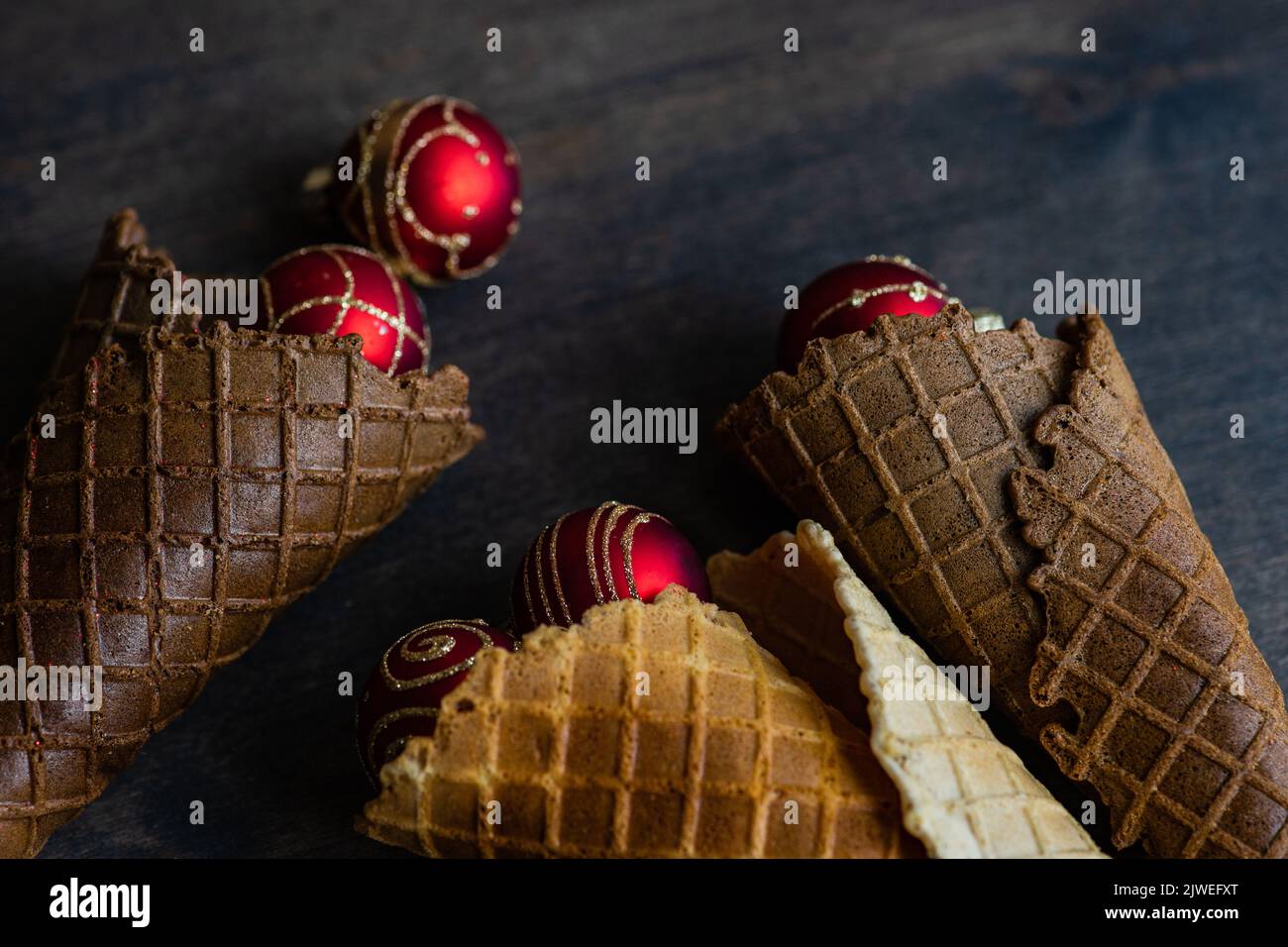 Blick von oben auf konzeptuelle Eiskegel mit Weihnachtskugeln Stockfoto