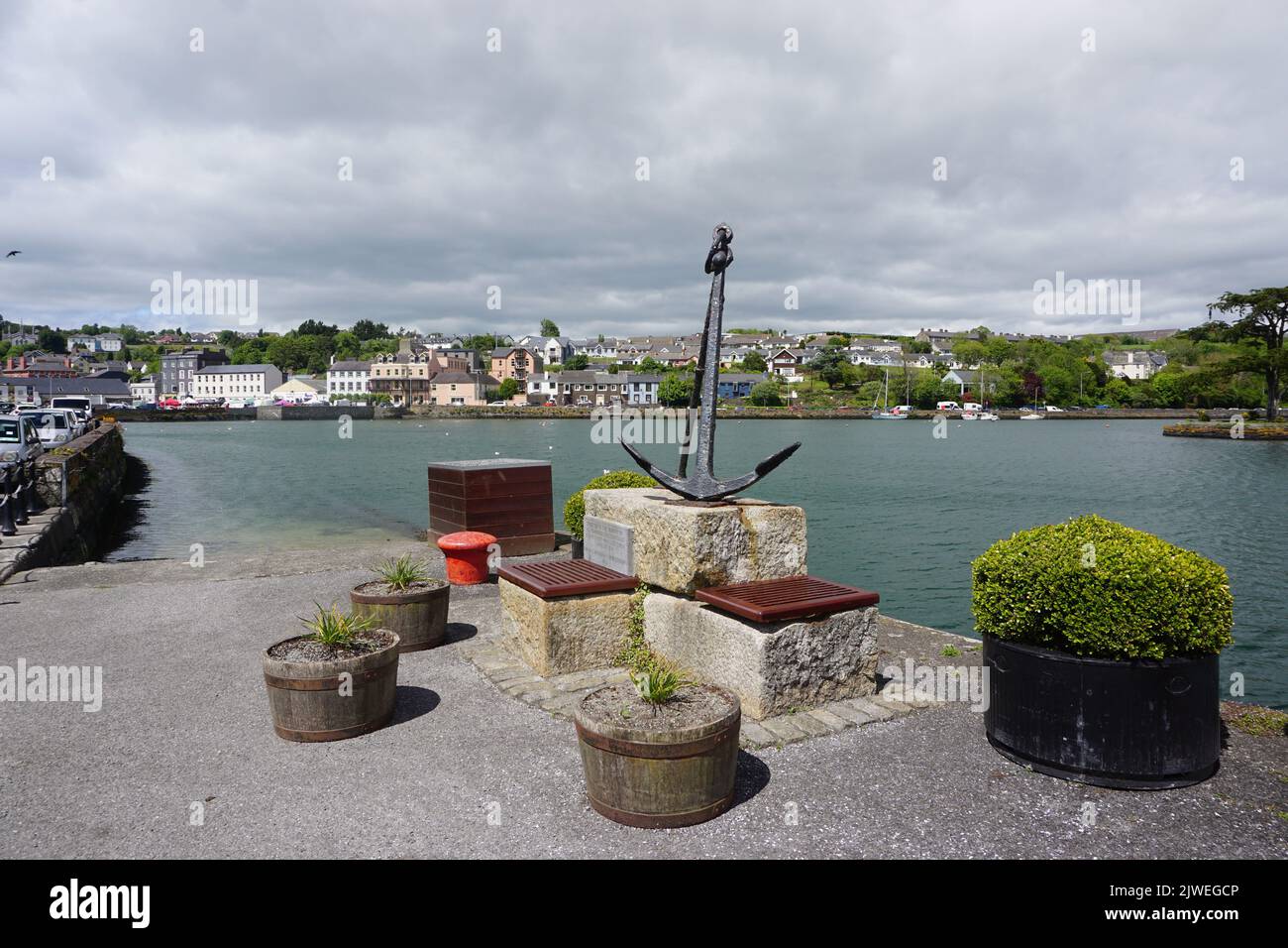 Kinsale, Co. Cork, Irland: Anker mit Blick auf den Hafen von Kinsale ist eine Hommage an Seeleute, die ihr Leben auf See verloren haben. Errichtet 1989. Stockfoto