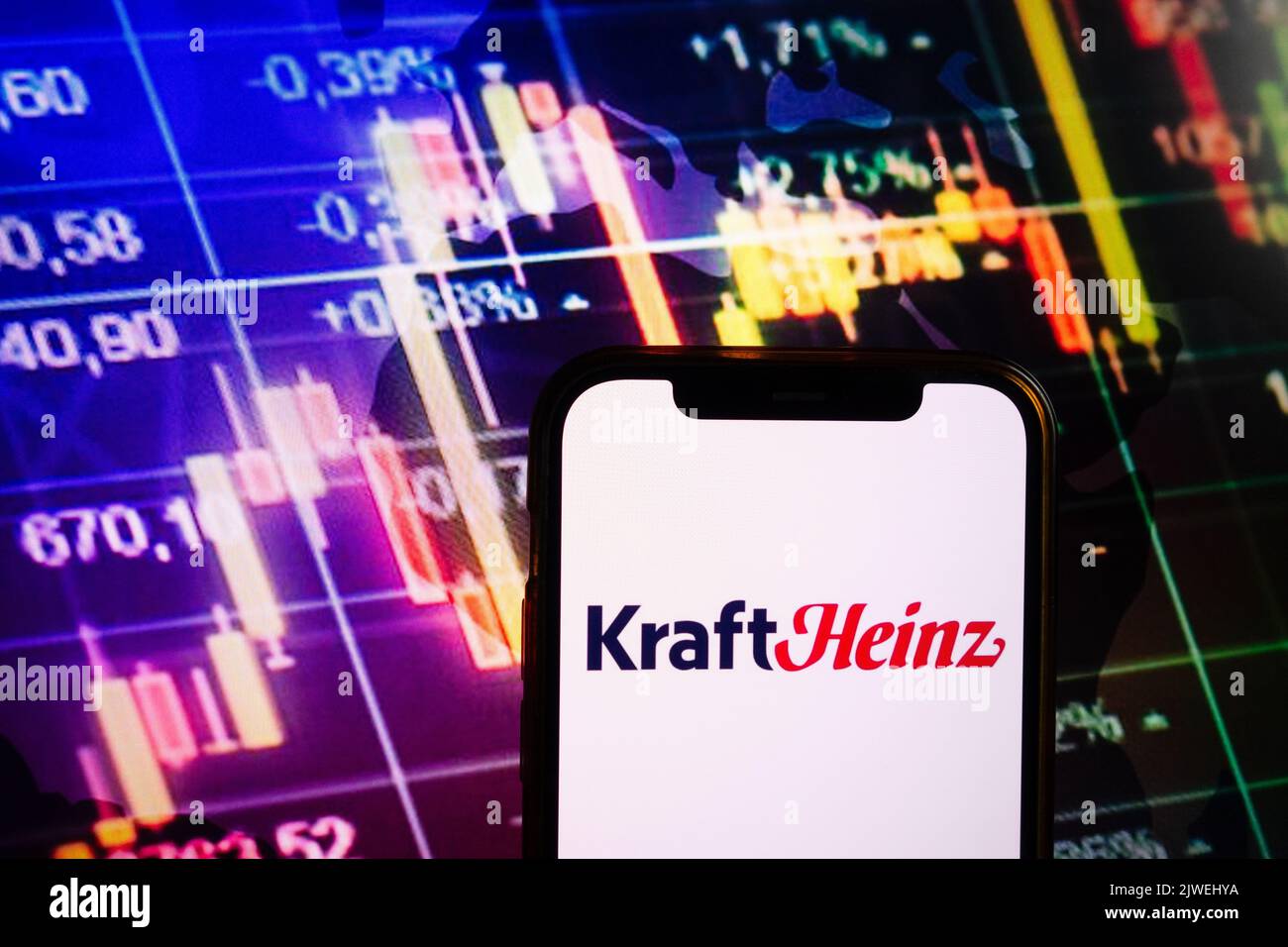 KONSKIE, POLEN - 04. September 2022: Smartphone mit Logo der Firma Kraft Heinz im Hintergrund des Börsendiagramms Stockfoto