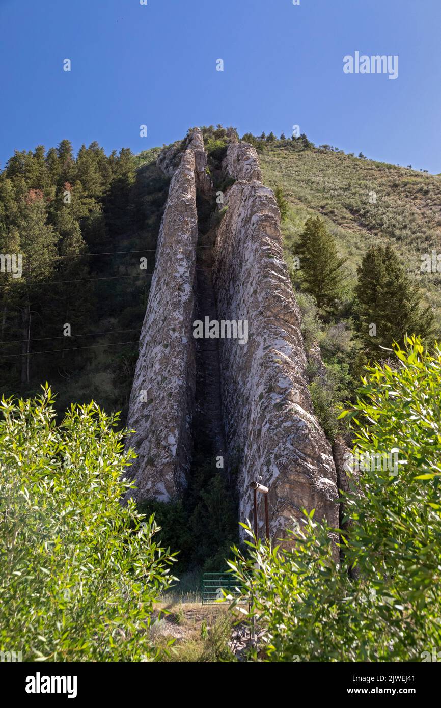 Croydon, Utah, The Devil's Slide, eine geologische Formation, die aus zwei parallelen Kalksteinplatten besteht, die sich hunderte von Fuß an der Seite eines Hügels entlang verlaufen Stockfoto