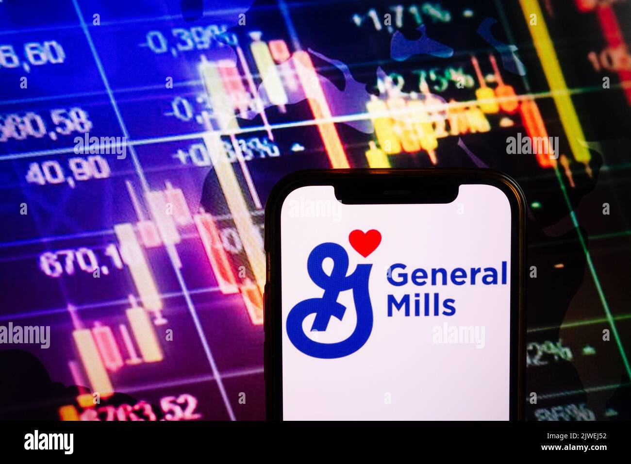 KONSKIE, POLEN - 04. September 2022: Smartphone mit Logo der Firma General Mills im Hintergrund des Börsendiagramms Stockfoto