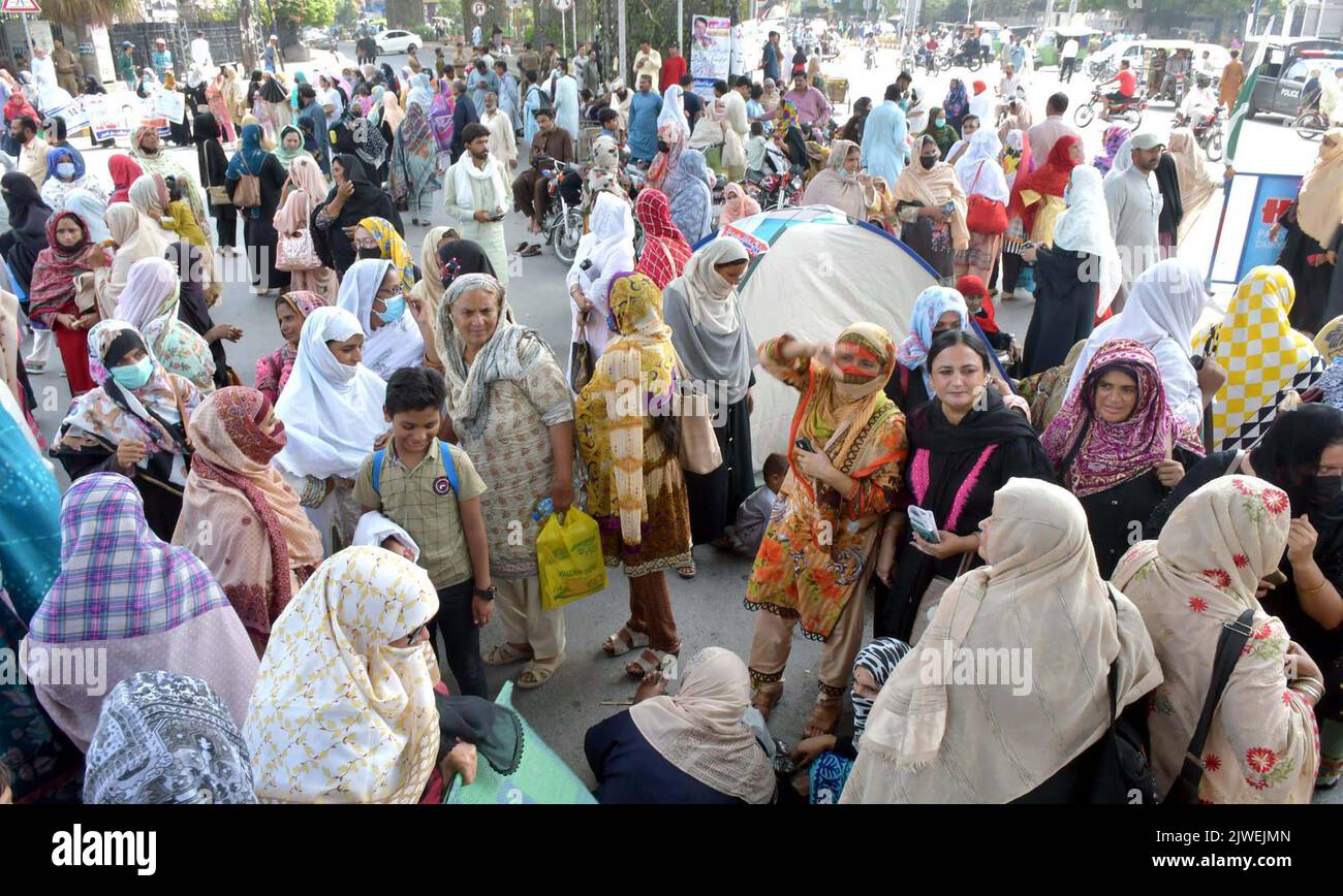 Charsadda, Pakistan, 05. September 2022. Mitglieder von Grundschullehrern halten am Montag, dem 05. September 2022, vor dem Sekretariat in Lahore Protestdemonstrationen gegen die Nichtzahlung ihrer Gehälter ab. Stockfoto Charsadda, Pakistan, 05. September 2022. Mitglieder von Grundschullehrern halten am Montag, dem 05. September 2022, vor dem Sekretariat in Lahore Protestdemonstrationen gegen die Nichtzahlung ihrer Gehälter ab. Stockfoto