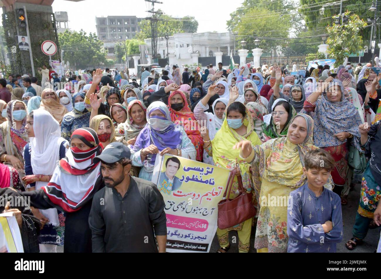 Charsadda, Pakistan, 05. September 2022. Mitglieder von Grundschullehrern halten am Montag, dem 05. September 2022, vor dem Sekretariat in Lahore Protestdemonstrationen gegen die Nichtzahlung ihrer Gehälter ab. Stockfoto Charsadda, Pakistan, 05. September 2022. Mitglieder von Grundschullehrern halten am Montag, dem 05. September 2022, vor dem Sekretariat in Lahore Protestdemonstrationen gegen die Nichtzahlung ihrer Gehälter ab. Stockfoto