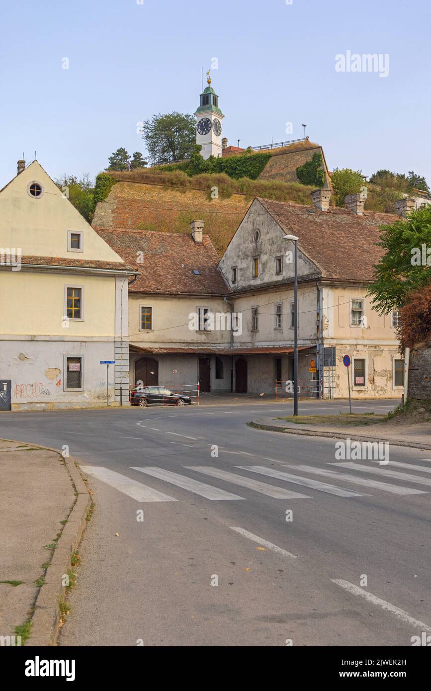 Novi Sad, Serbien - 19. August 2022: Uhrturm auf der Festung Petrovaradin Sommertag Stockfoto