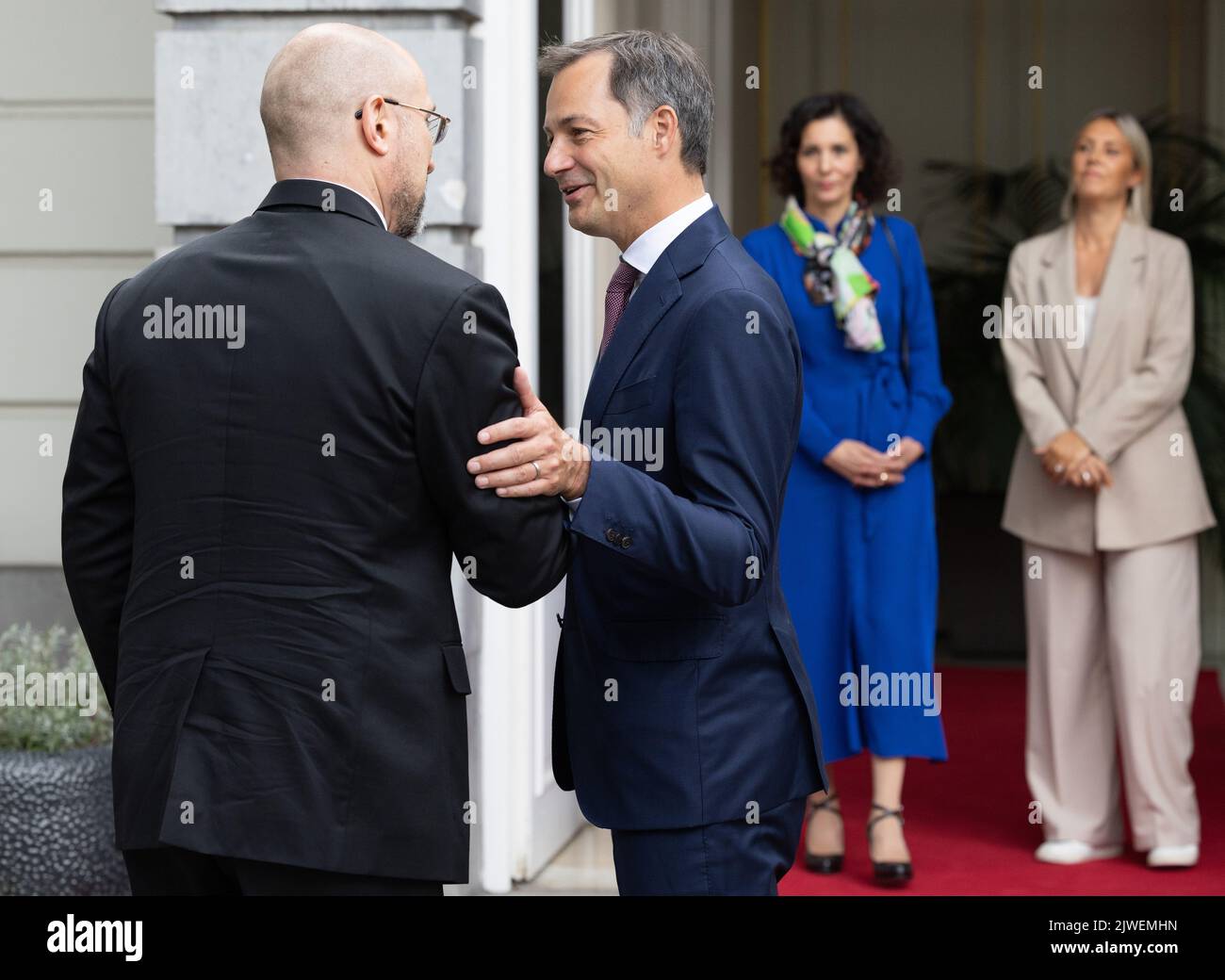 Brüssel. Belgien, 05/09/2022, Verteidigungsminister Ludivine Dedonter (R), Außenministerin Hadja Lahbib (2.R), Premierminister Alexander De Croo und der ukrainische Premierminister Denis Schmyhal (L) vor einem Treffen zwischen dem belgischen Premierminister und dem ukrainischen Premierminister am Montag, dem 05. September 2022, im Büro des Premierministers in Brüssel. BELGA FOTO BENOIT DOPPAGNE Stockfoto