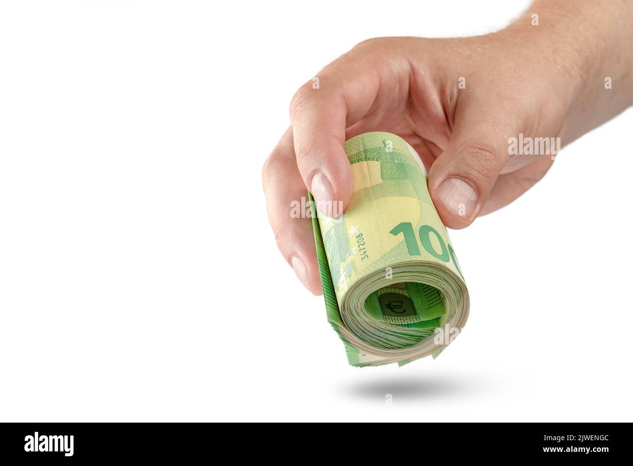 Geld in der Hand isoliert auf Weiß. Die Hand hält eine Rolle von 100-Euro-Banknoten. Euro-Banknoten gerollt in der Hand isoliert auf weißem Hintergrund. Der Stockfoto