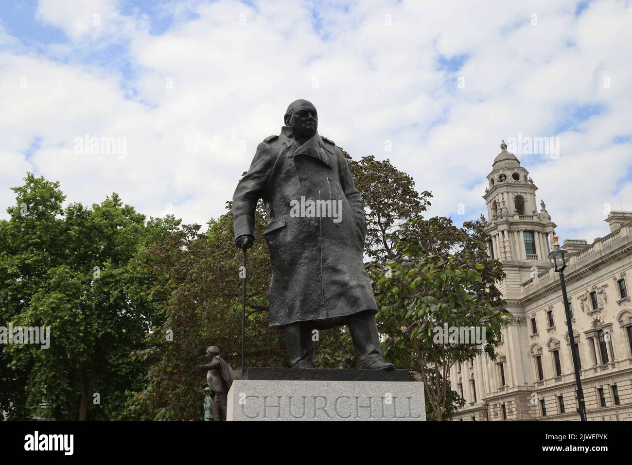 Die Statue von Winston Churchill auf dem Parliament Square in London Stockfoto