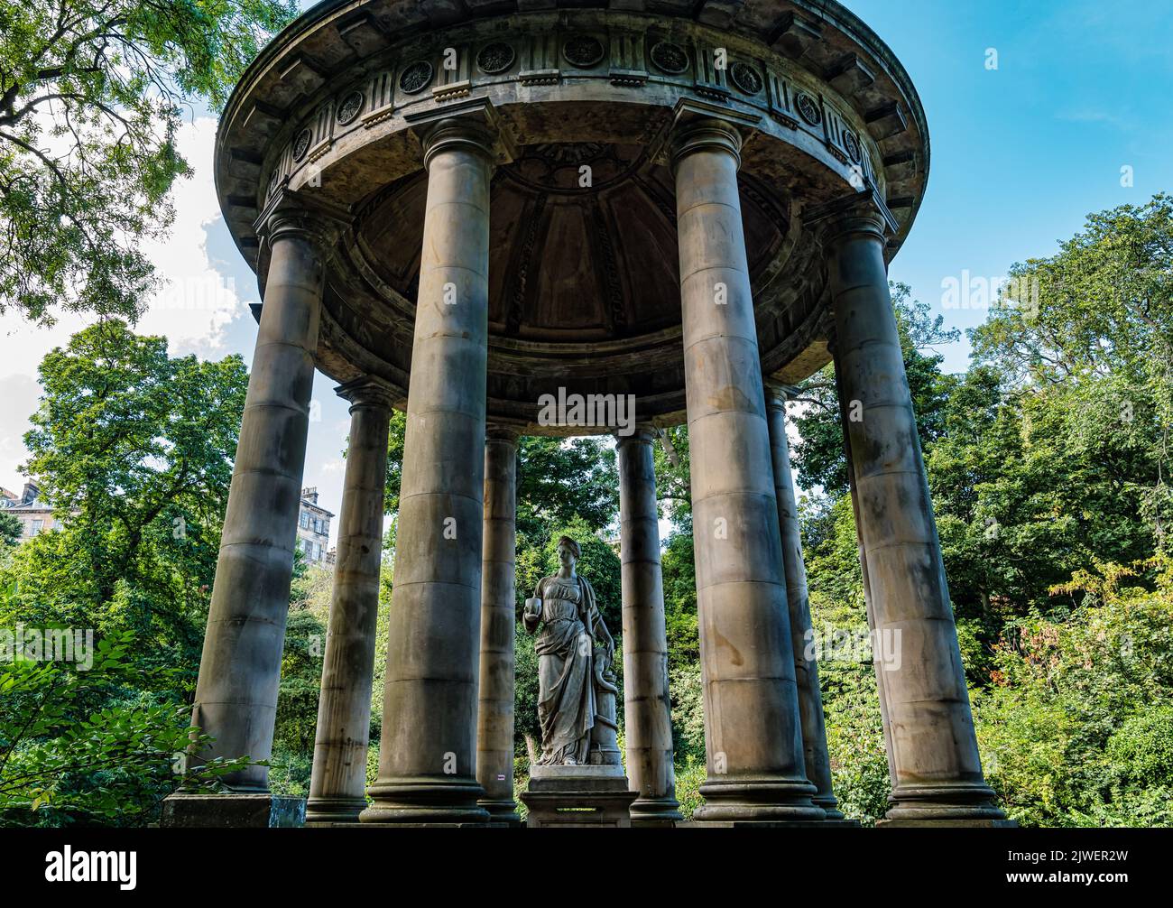 Statue der griechischen Göttin der Gesundheit, Hygeia, St. Bernard's Well, Edinburgh, Schottland, aus dem 18.. Jahrhundert, VEREINIGTES KÖNIGREICH Stockfoto