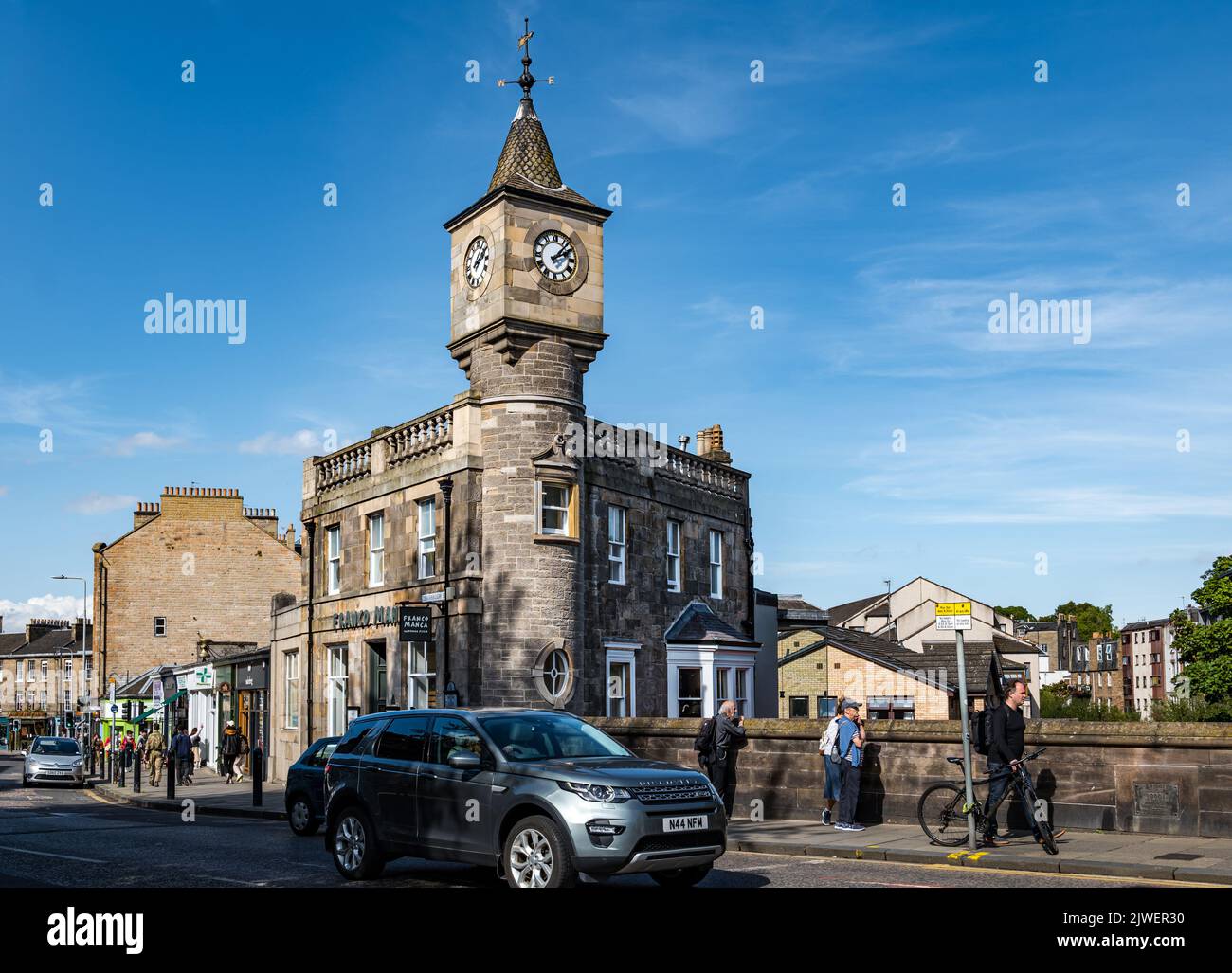 Uhrenturm auf altem viktorianischen Gebäude, ehemalige Bank jetzt ein Restaurant, Stockbridge, Edinburgh, Schottland, Großbritannien Stockfoto